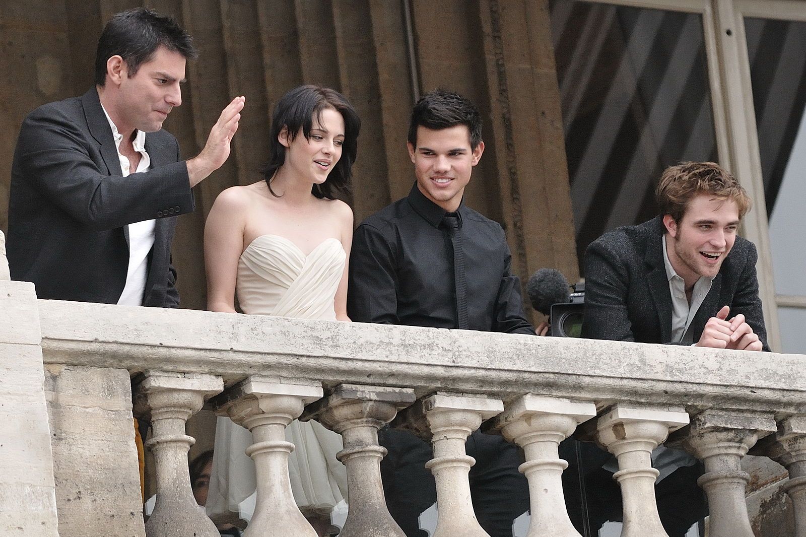 (Left to right) Director Chris Weitz, and ‘Twilight’ stars Kristen Stewart, Taylor Lautner and Robert Pattinson (photo by Nicholas Genin/CC BY-SA 2.0)