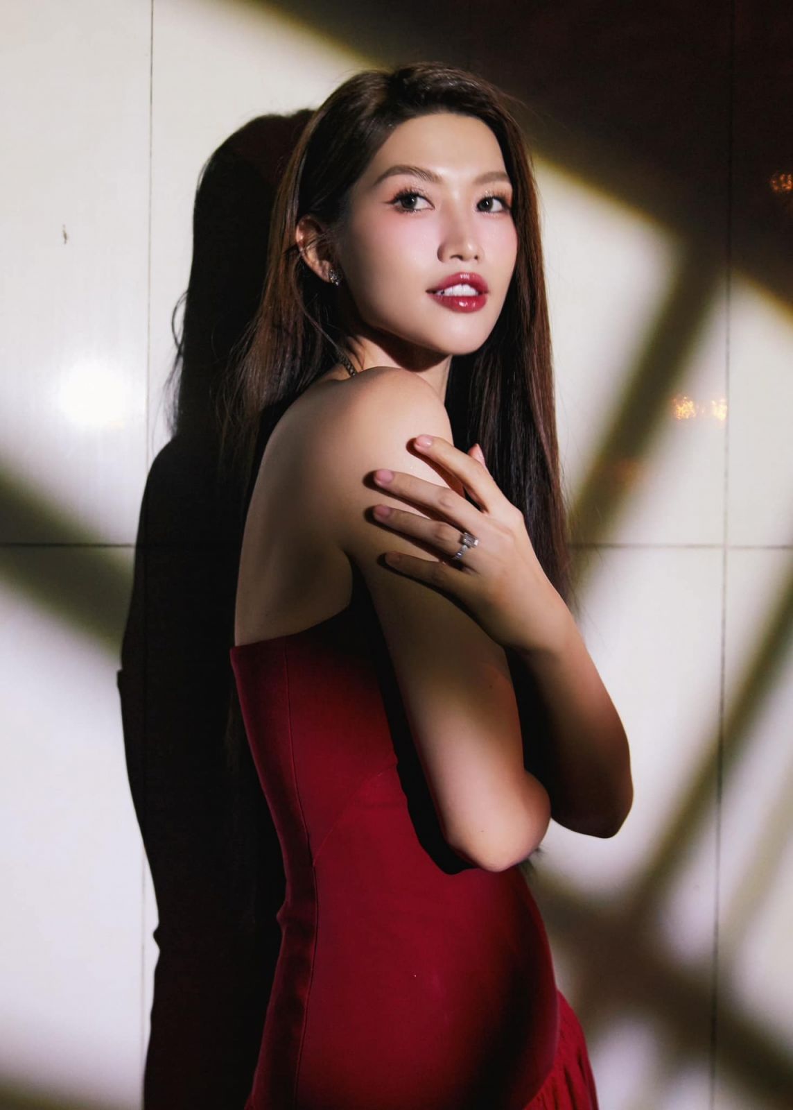 Á Hậu, MC, Diễn viên Chế Nguyễn Quỳnh Châu - Muốn da khoẻ mạnh, đừng quên cấp ẩm và chống nắng. Ảnh: Chế Nguyễn Quỳnh Châu.