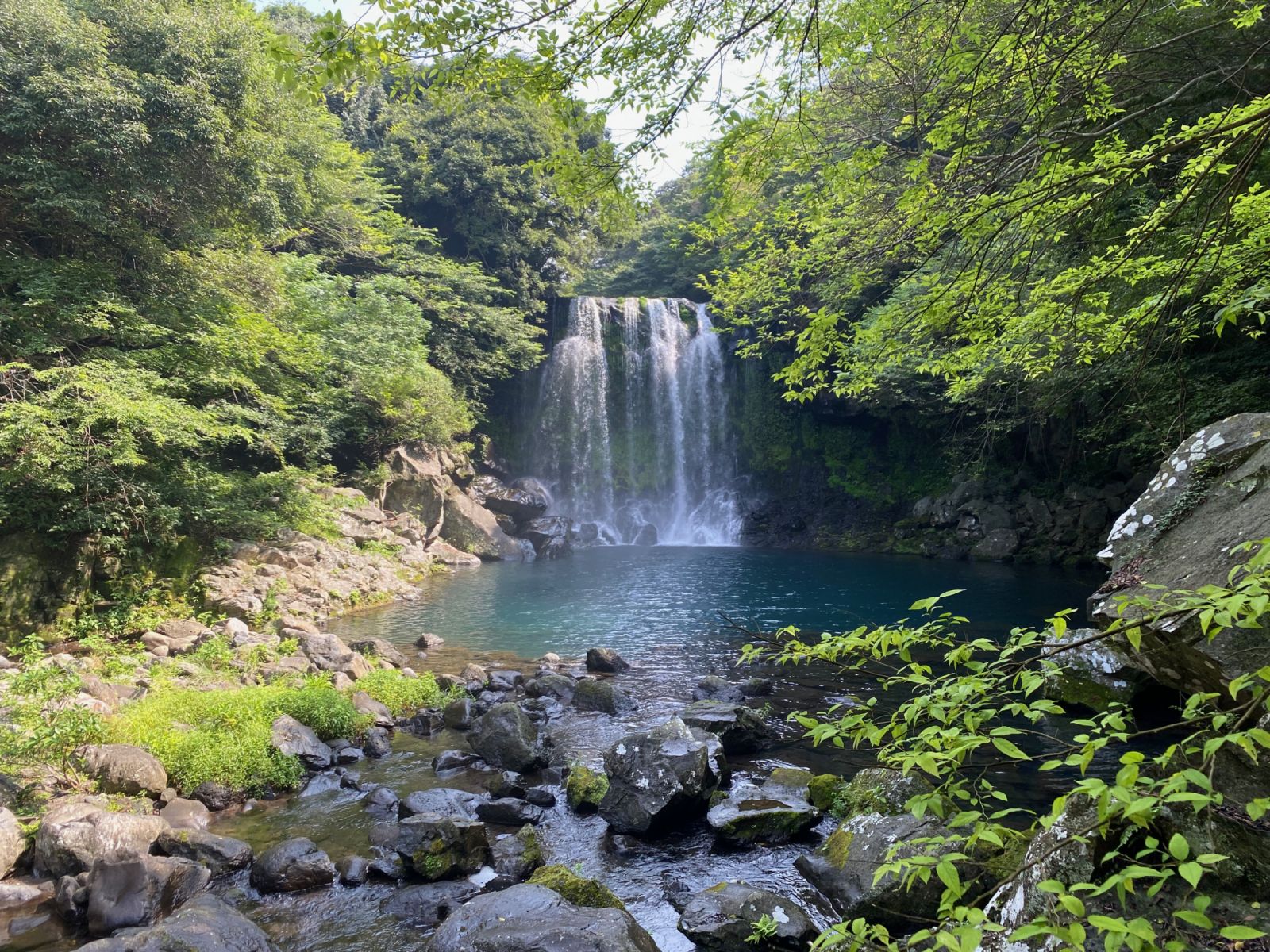 Cheonjiyeon waterfall in Seogwipo, Jeju Island, South Korea (Photo: Sgroey/Wikimedia Commons)