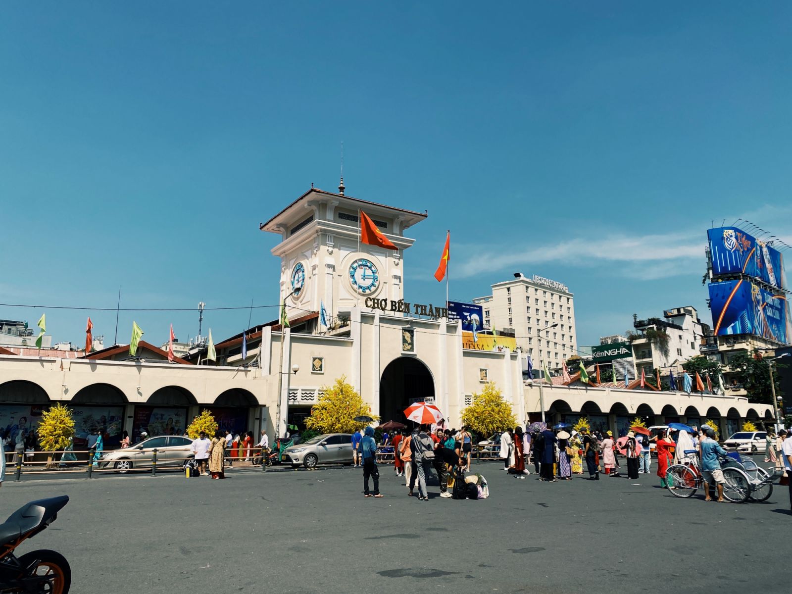 Grab souvenirs at Bến Thành Market in Ho Chi Minh (Photo: Jove Moya)