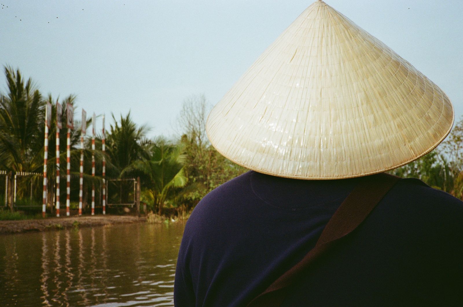 A tourist wears the traditional nón lá (Photo: Jove Moya)