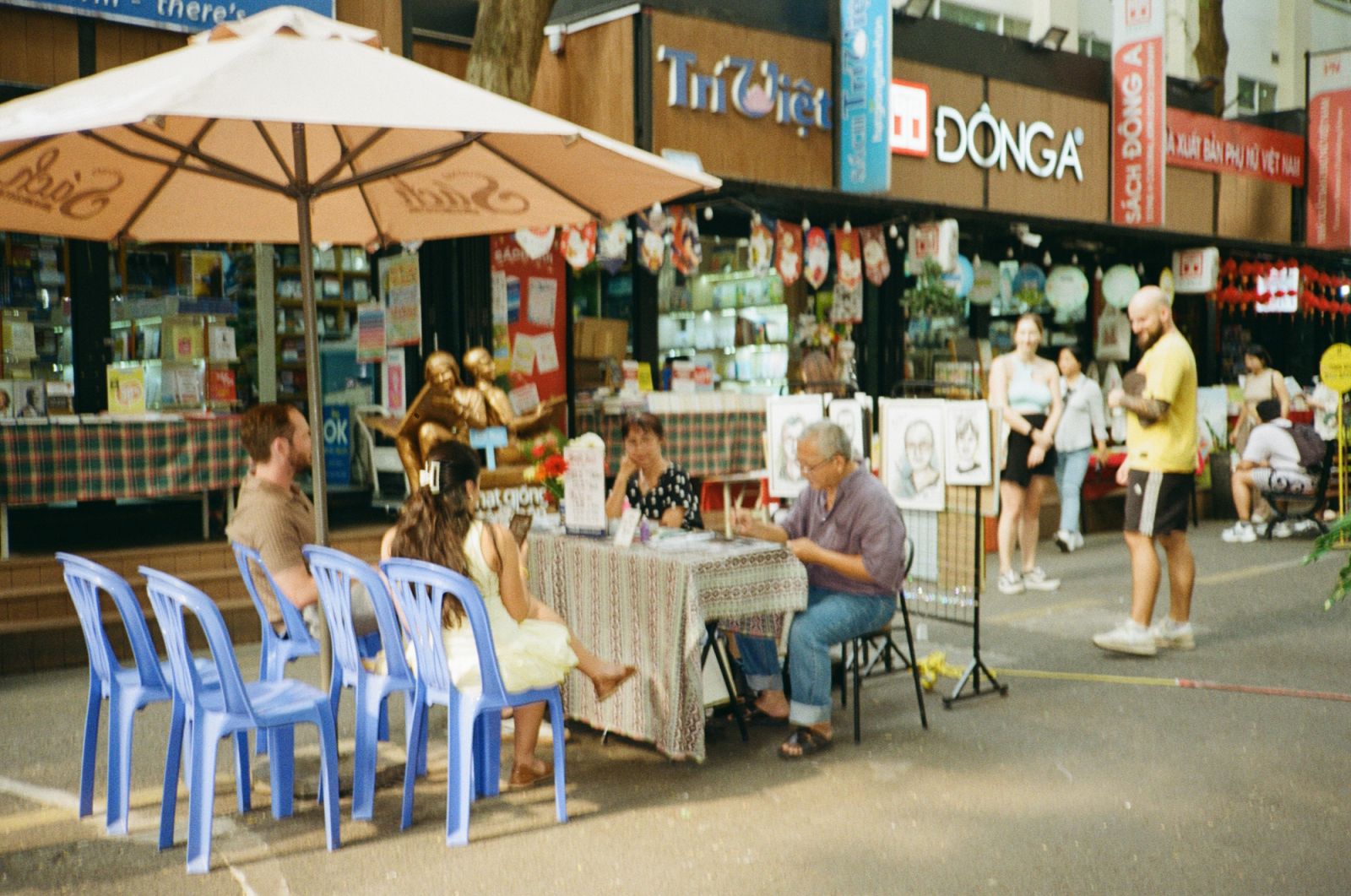 At Bookstreet, there are artists who can draw you and your friends (Photo: Jove Moya)