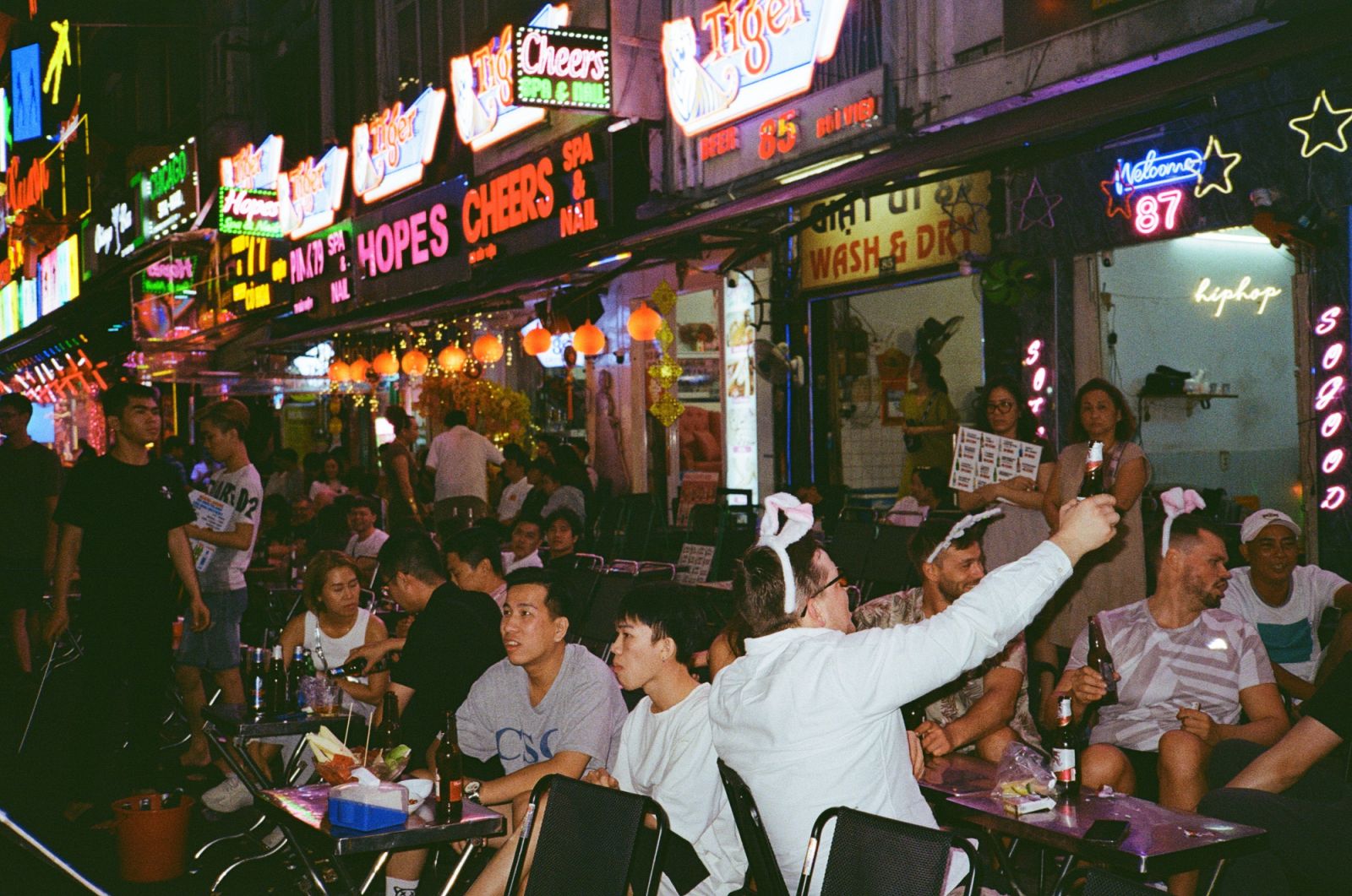 The drinking places in Bui Vien Street, Ho Chi Minh are filled with customers at night (Photo: Jove Moya)