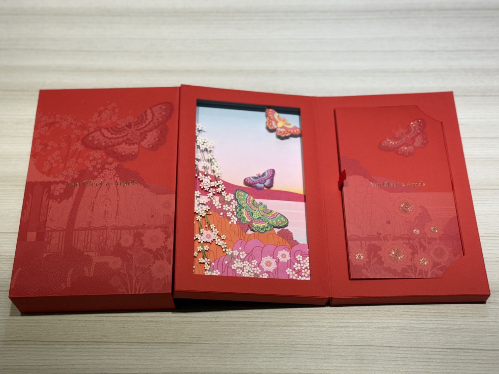 仙氣飄飄的梵克雅寶今年又是用紙雕製作了一個翩翩彩蝶紛飛的精美紅包盒。