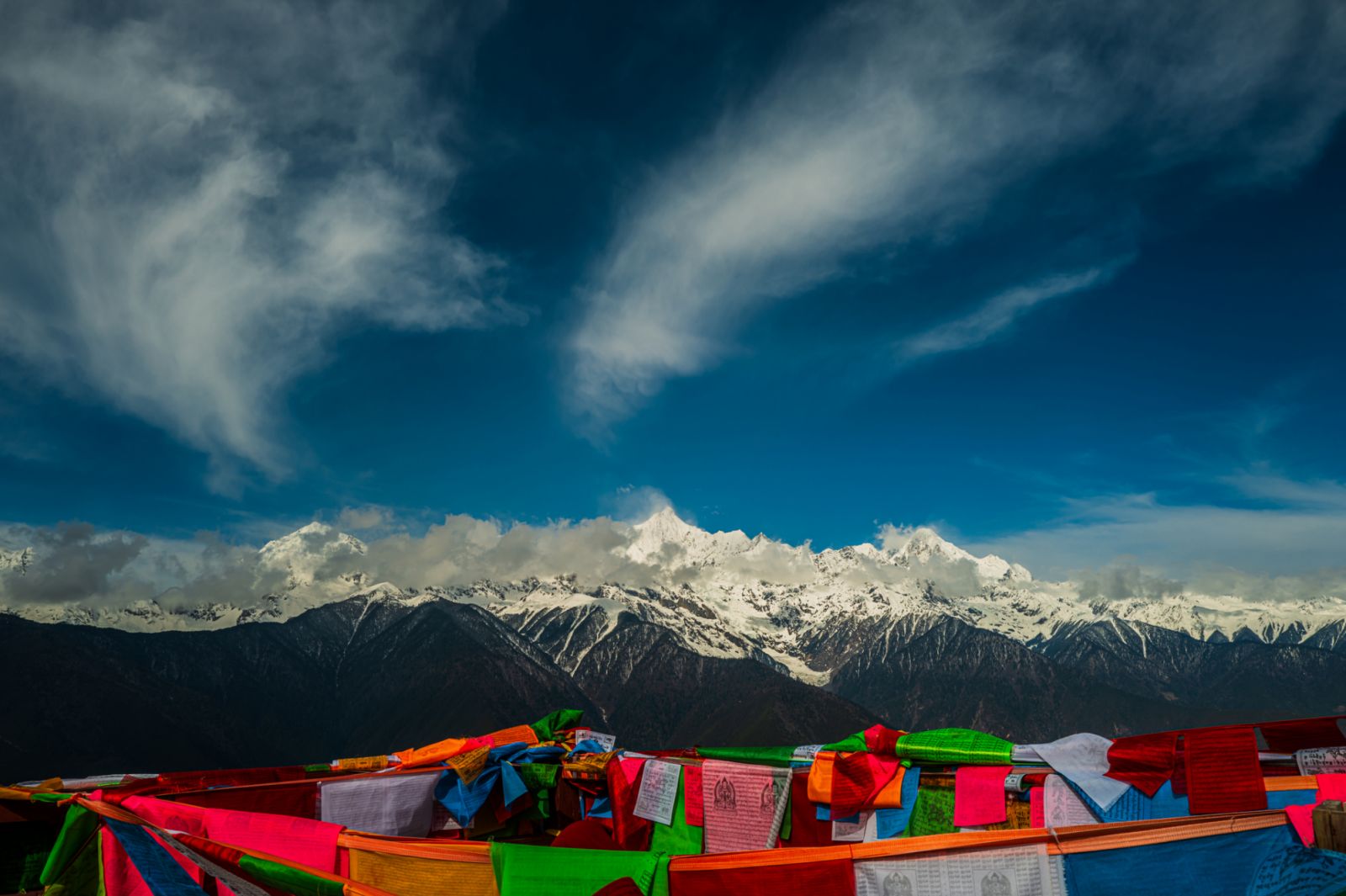 Located in Yunnan Province, China, Meili Snow Mountain is the highest peak in Yunnan Province, with the main peak at 6,740 meters above sea level. This is the main peak of the Meili Snow Mountain, Kawagebo