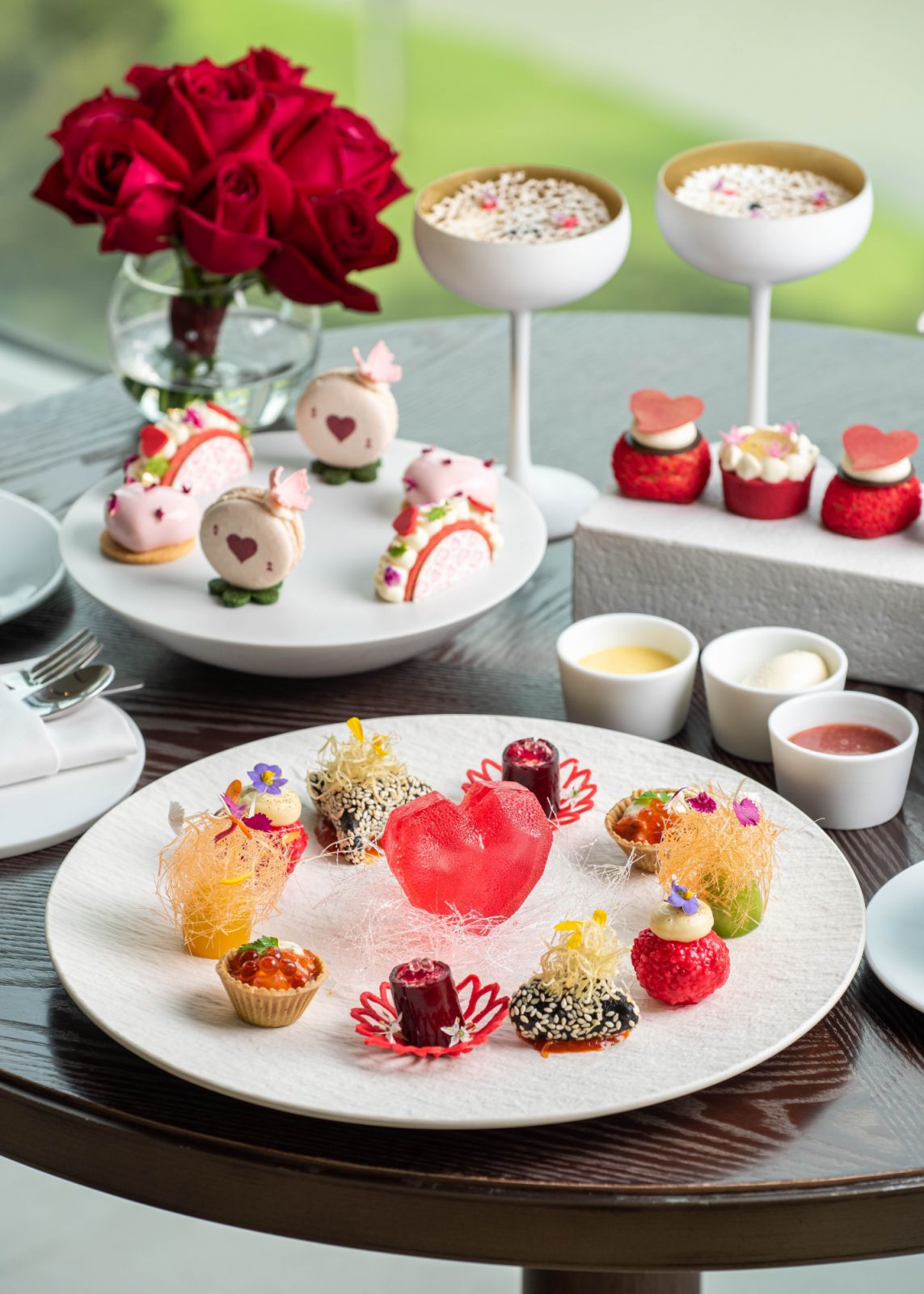 ชุดน้ำชายามบ่ายในตีม วาเลนไทน์ ที่รังสรรค์โดยหัวหน้าเชฟขนมหวานชาวอิตาเลียน แอนเดรอา โนลิ เพลิดเพลินกับของว่างรสเลิศขนาดพอดีคำ