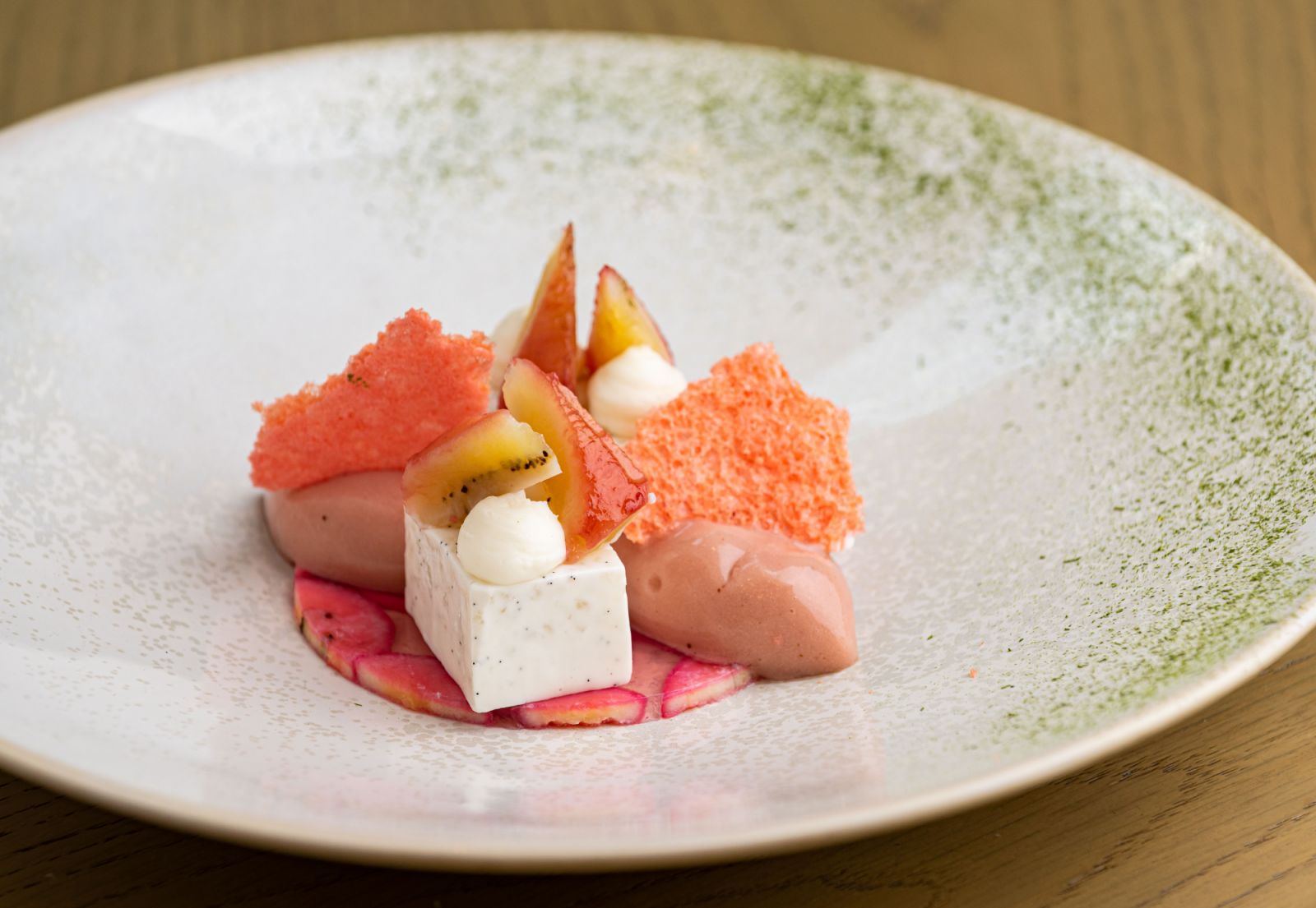 ขนมหวานที่สามารถเลือกรับประทานได้ตามชอบอย่างไม่จำกัดกับเมนูของหวาน อาทิ ทาร์ตสตรอว์เบอร์รีและมาสคาโปนชีส มาการองแชมเปญและน้ำเชื่อมกุหลาบ ช็อกโกแลตรูบี้ คอมโพตเบอร์รี่ และอื่นๆ ที่ Front Room