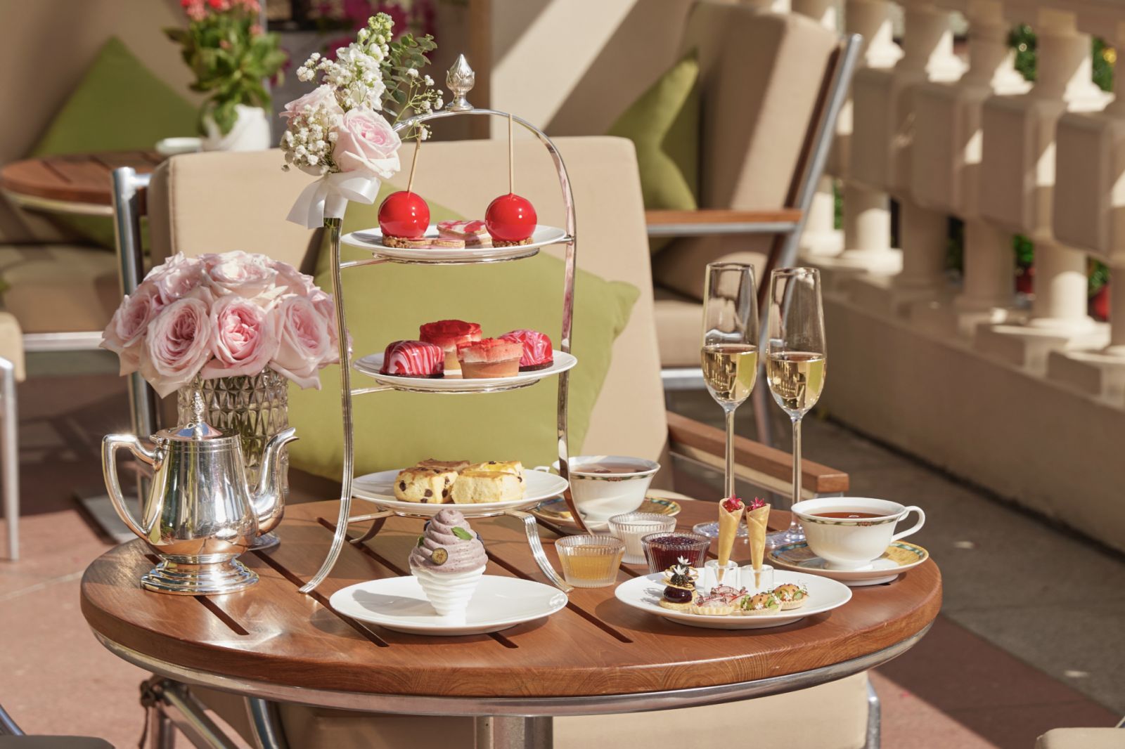 ชุดน้ำชายามบ่ายธีมวาเลนไทน์สุดพิเศษ ที่รังสรรค์ด้วยความพิถีพิถันโดยเชฟจิมมี่ บูเลย์ หัวหน้าเชฟขนมหวาน และทีมเชฟผู้เชี่ยวชาญ เพลิดเพลินกับขนมหวานและของว่างหลากหลายเมนู ตั้งแต่ Soft Heart สุดละมุน ไปจนถึง Rose Tart อันประณีต (Photo: The Peninsula Bangkok)