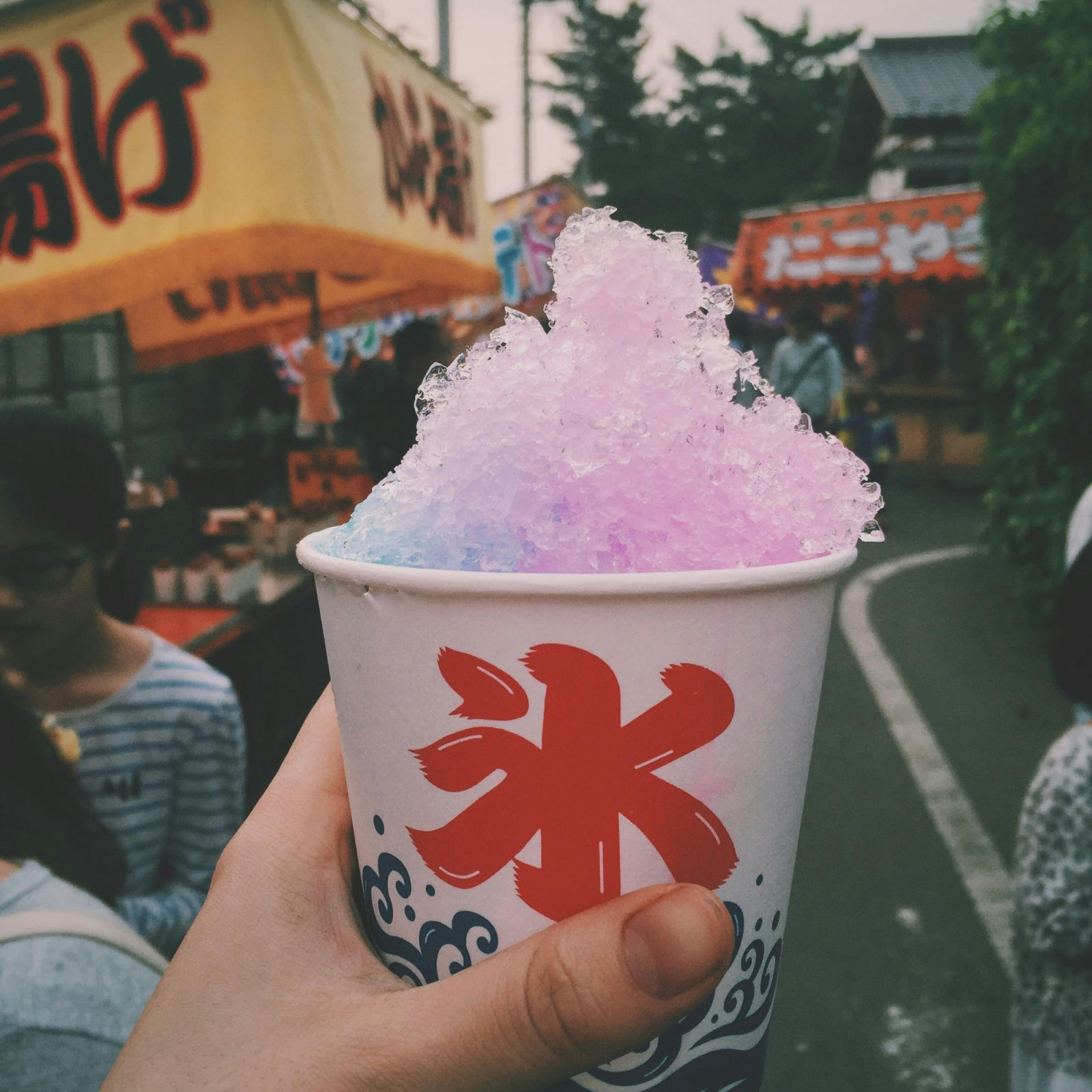 A hand holding kakigori.