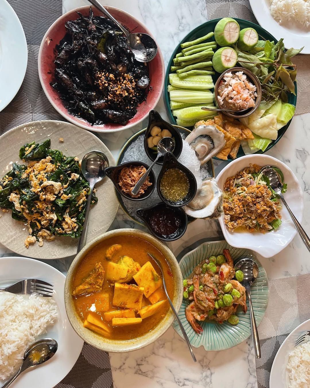 นำเสนออาหารใต้แท้ๆ ที่ร้านกะปิ สะตอ (Photo: Instagram / @kinkubnon)