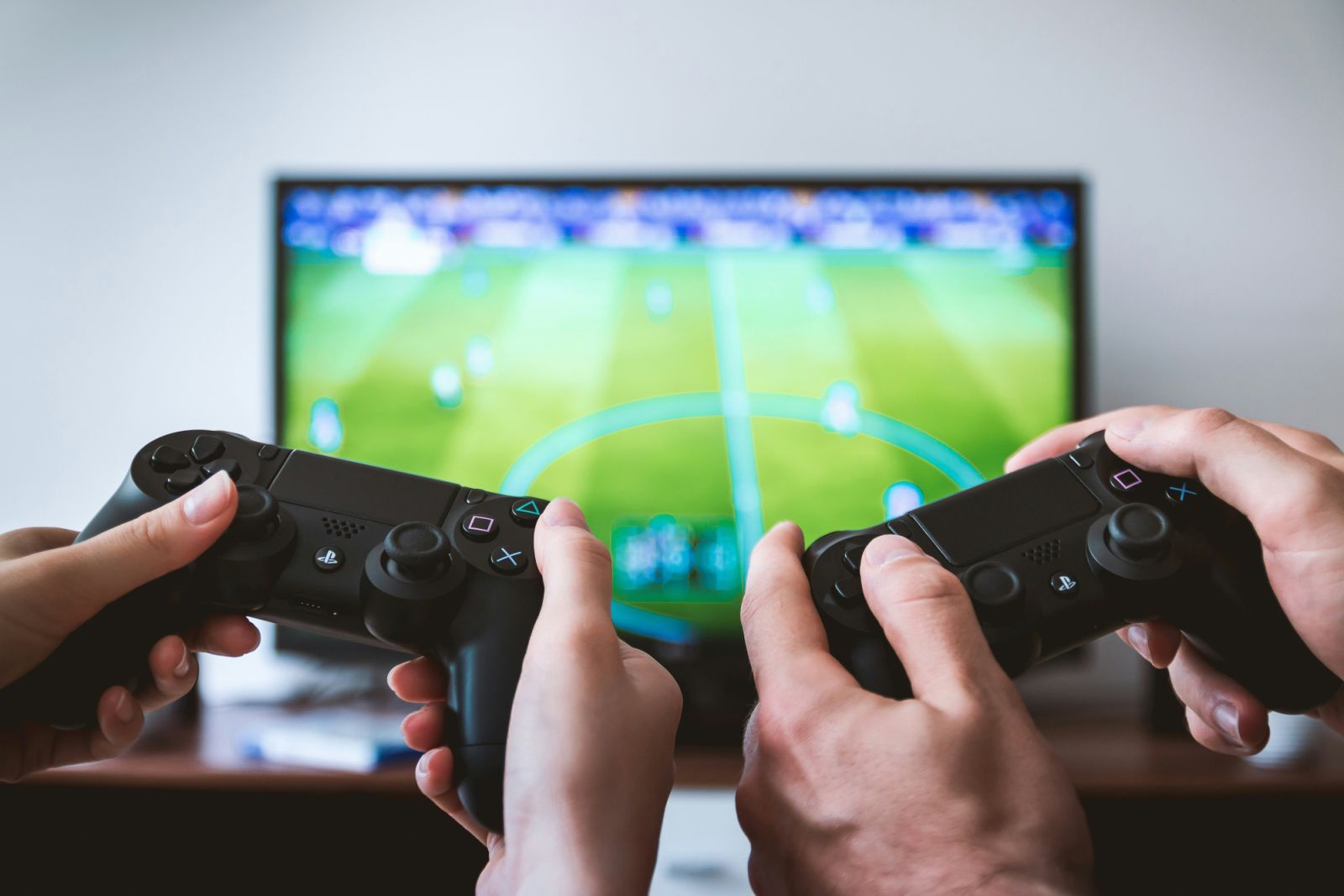 Two people playing video games on a PS4 (Photo: Unsplash.com/JESHOOTS.COM)