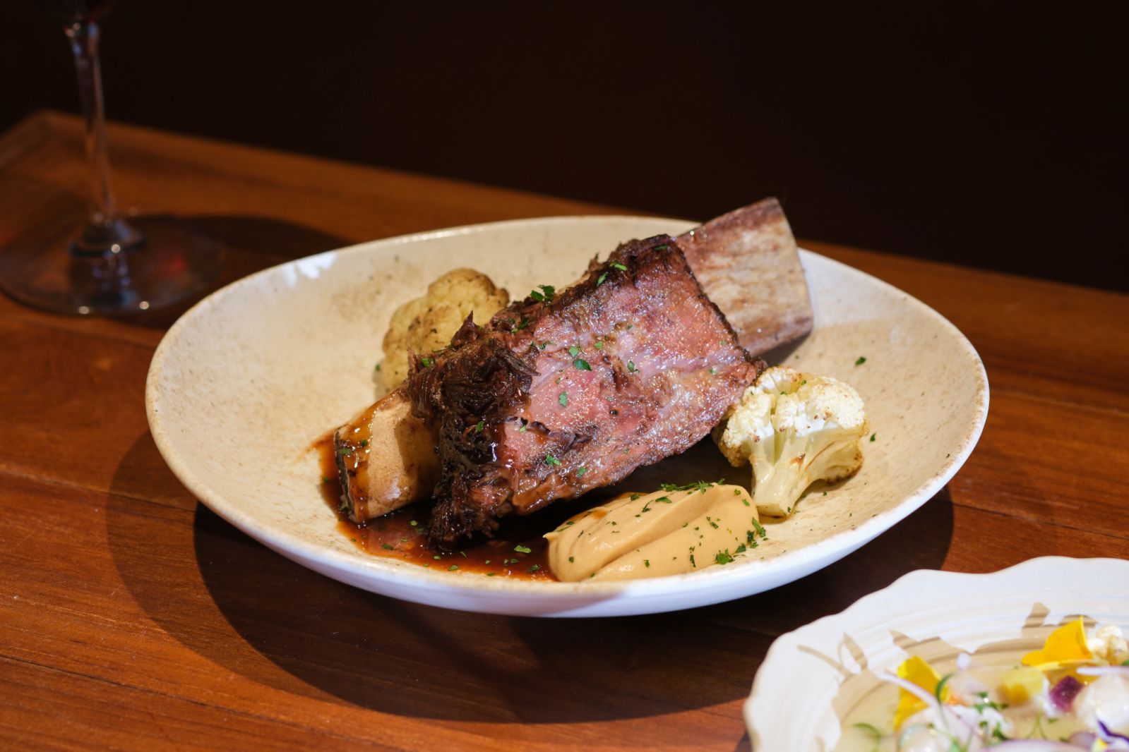 Braised Short Ribs with Cauliflower (Photo: Nómada)