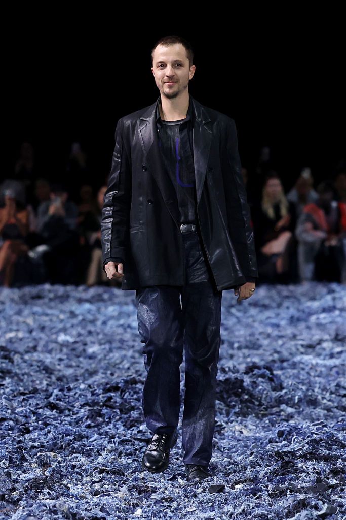 MILAN, ITALY - SEPTEMBER 21: Fashion designer Glenn Martens acknowledges the applause of the audience at the Diesel fashion show during the Milan Womenswear Spring/Summer 2025 on September 21, 2024 in Milan, Italy. (Photo by Vittorio Zunino Celotto/Getty Images)