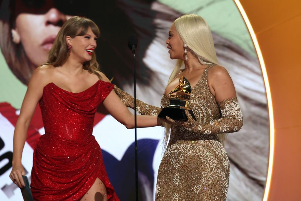 LOS ANGELES, CALIFORNIA - FEBRUARY 02: (L-R) Taylor Swift presents Beyoncé with the Best Country Album award for "COWBOY CARTER" onstage during the 67th Annual GRAMMY Awards at Crypto.com Arena on February 02, 2025 in Los Angeles, California. (Photo by Kevin Mazur/Getty Images for The Recording Academy)