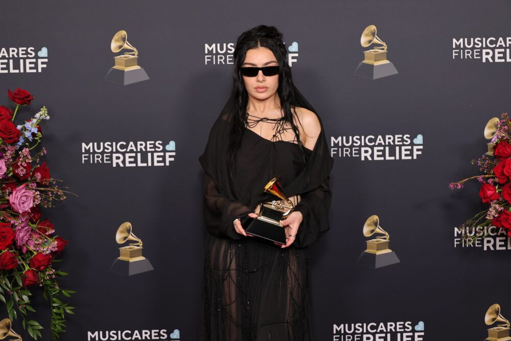 Charli xcx và ba giải Grammy danh giá đầu tiên trong sự nghiệp. Ảnh: Monica Schipper/Getty Images