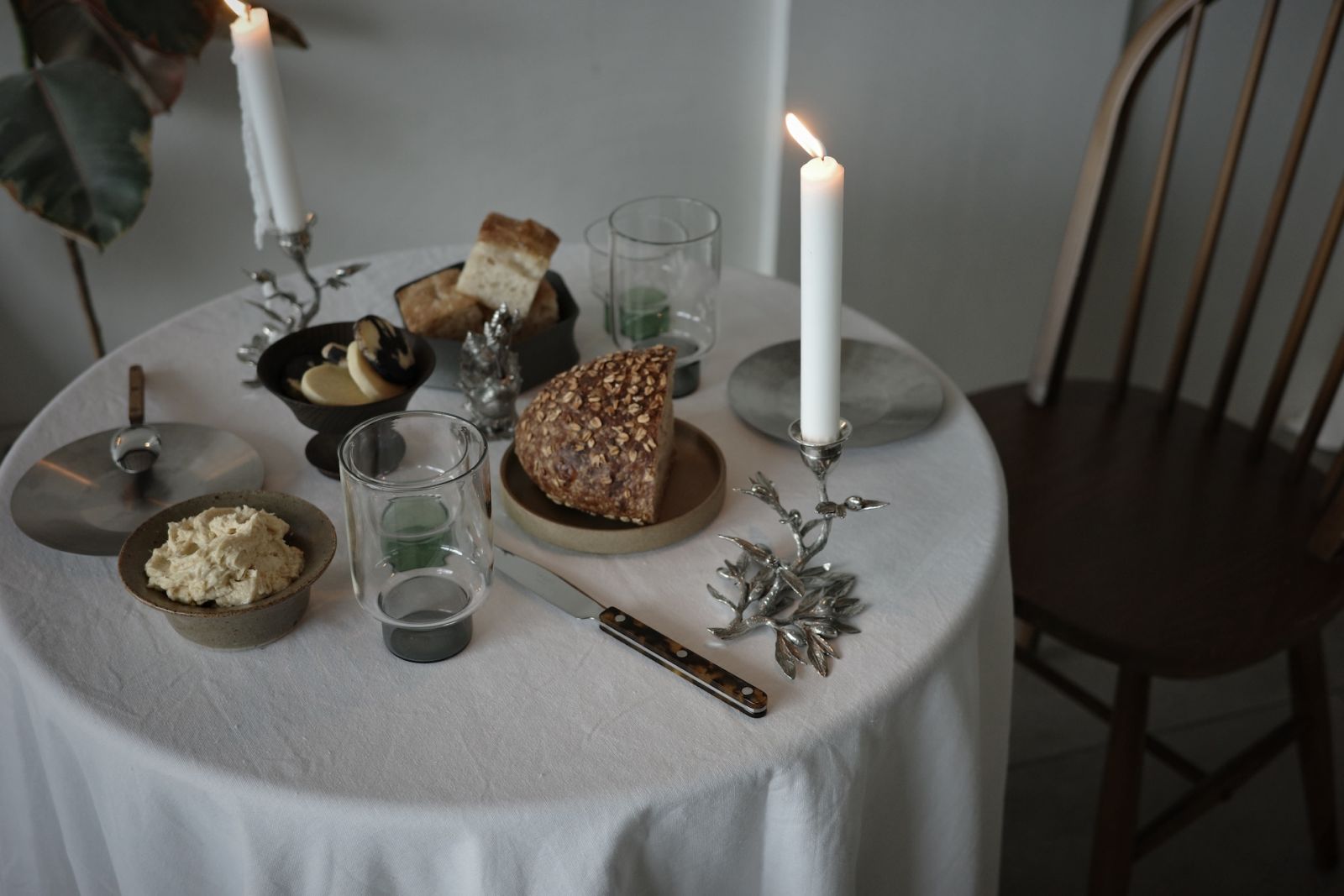 Charlene Ng's elegant, minimalist Valentine's Day tablescape at home