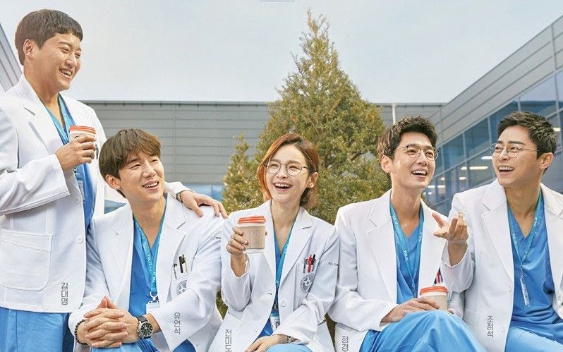 The cast of ‘Hospital Playlist’ (Photo: tvN)