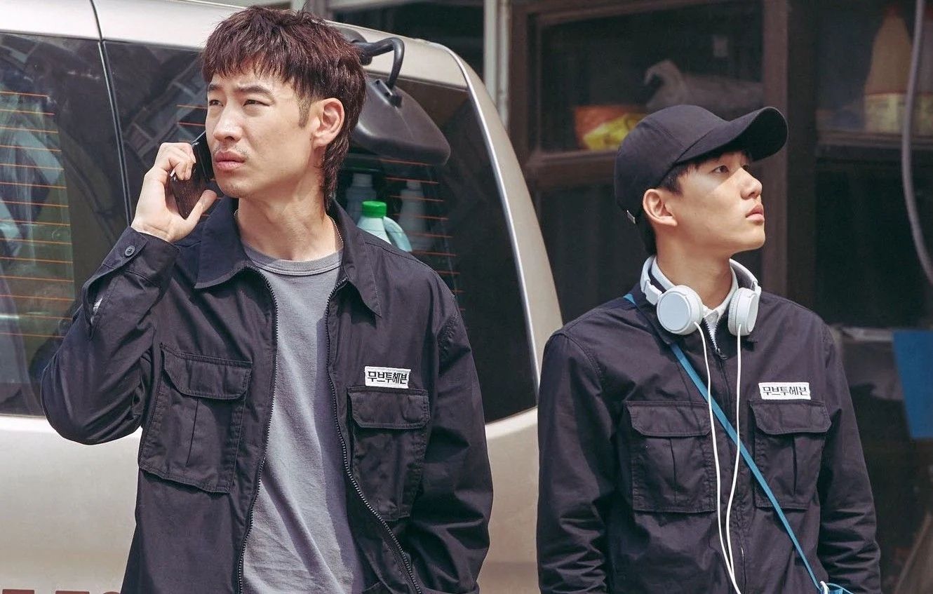 Lee Je-hoon and Tang Jun-sang in ‘Move to Heaven’ (Photo: Netflix)