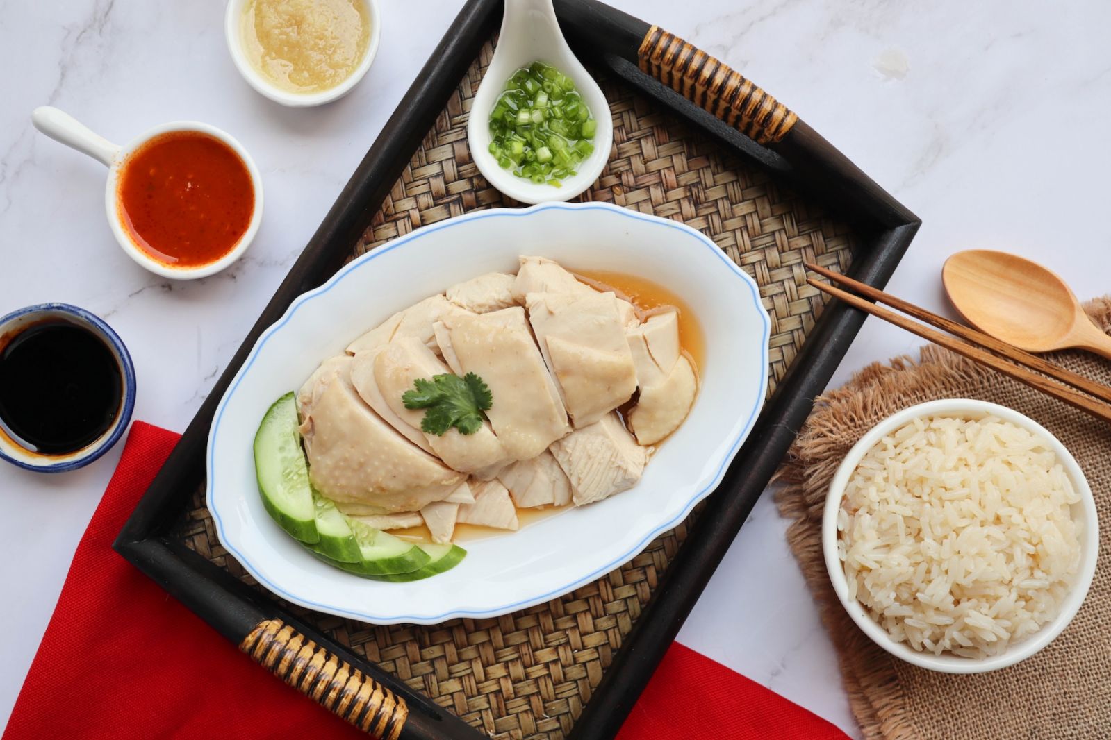 Where to find the best Hainanese chicken rice in Singapore (Photo: Getty Images / Saowaluck Voraprukpisut)