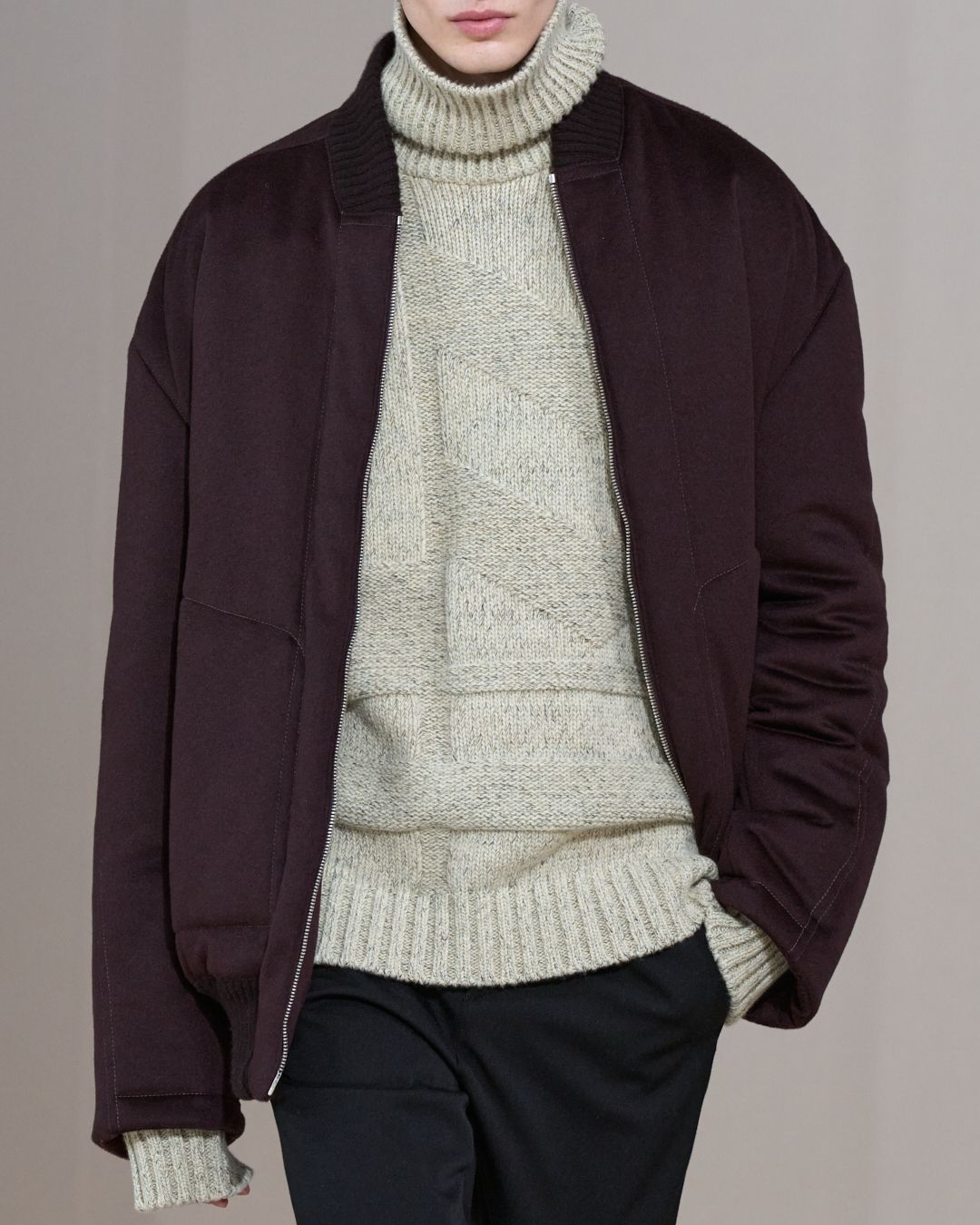 Sự lựa chọn màu sắc của Hermès thường nằm trong vùng an toàn, khiến bài toán mix-match dành cho các quý ông công sở dường như cũng được đơn giản hóa đi ít nhiều. Ảnh: Hermès