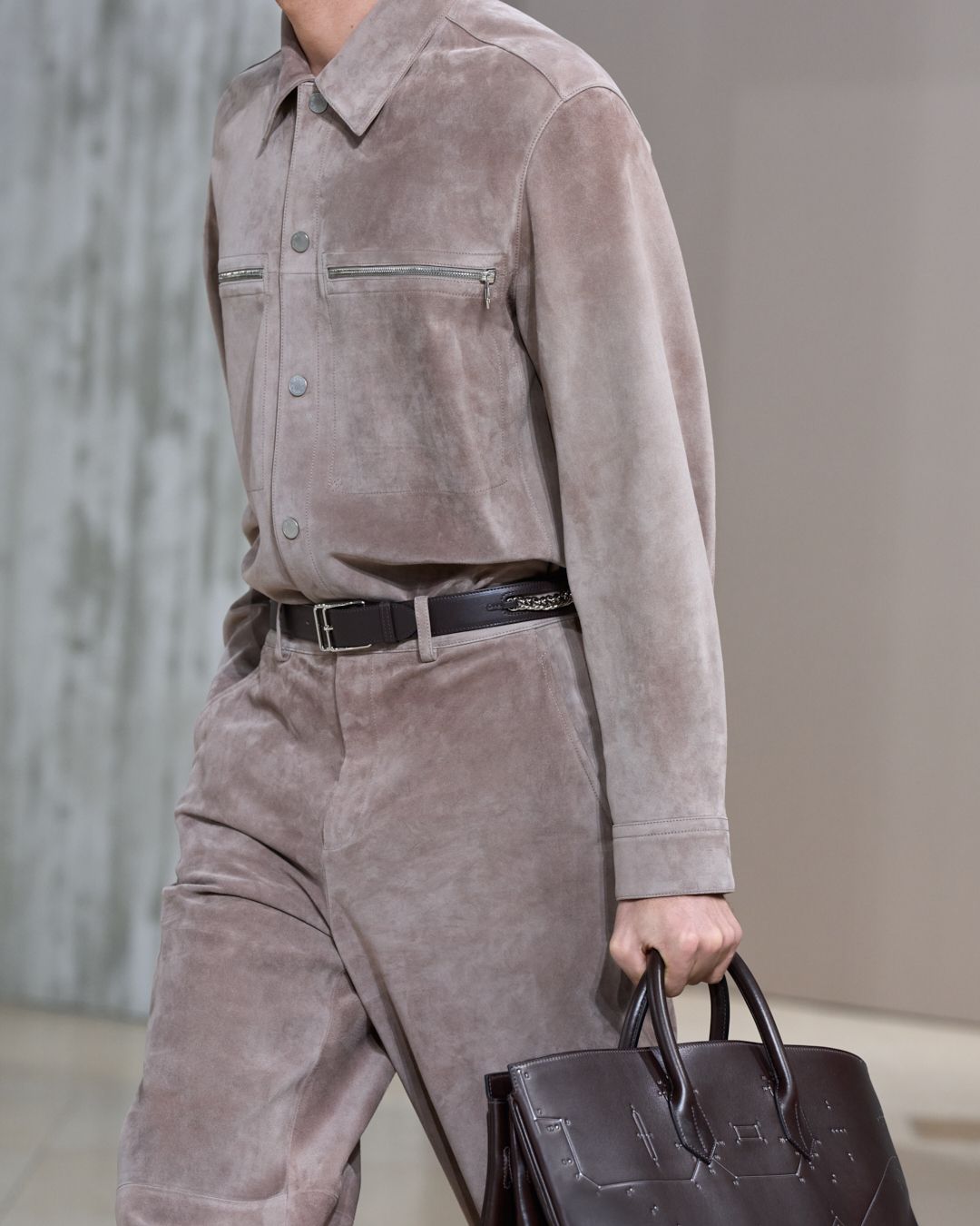 Bảng màu trầm như vốn dĩ của Hermès tạo ra một ngoại diện đơn giản nhưng tinh tế cho những quý ông thanh lịch. Ảnh: Hermès