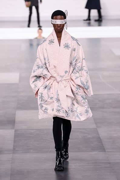 PARIS, FRANCE - JANUARY 24: (EDITORIAL USE ONLY - For Non-Editorial use please seek approval from Fashion House) A model walks the runway during the Dior Homme Menswear Fall-Winter 2025/2026 show as part of Paris Fashion Week at Ecole Militaire on January 24, 2025 in Paris, France. (Photo by Lyvans Boolaky/Getty Images)
