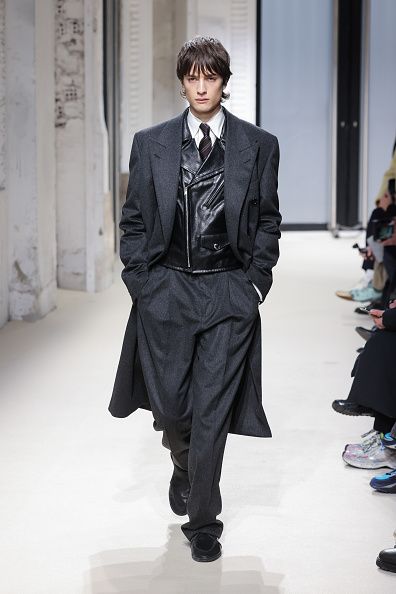 PARIS, FRANCE - JANUARY 21: (EDITORIAL USE ONLY - For Non-Editorial use please seek approval from Fashion House) A model walks the runway during the Auralee Menswear Fall-Winter 2025/2026 show as part of Paris Fashion Week on January 21, 2025 in Paris, France. (Photo by Richard Bord/Getty Images)