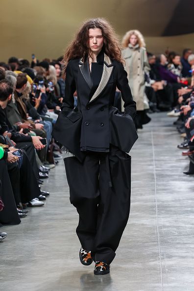 PARIS, FRANCE - JANUARY 26: (EDITORIAL USE ONLY - For Non-Editorial use please seek approval from Fashion House) A model walks the runway during the Sacai Menswear Fall-Winter 2025/2026 show as part of Paris Fashion Week on January 26, 2025 in Paris, France. (Photo by Peter White/Getty Images)