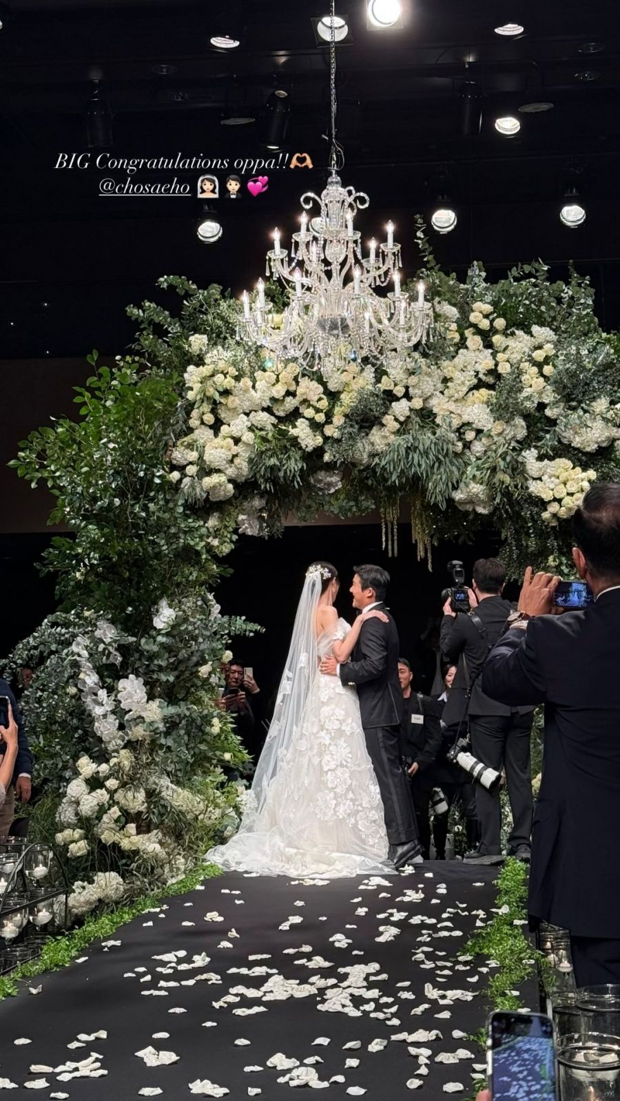Jo Se-ho and wife at his wedding (Photo: Instagram/@ireneisgood)