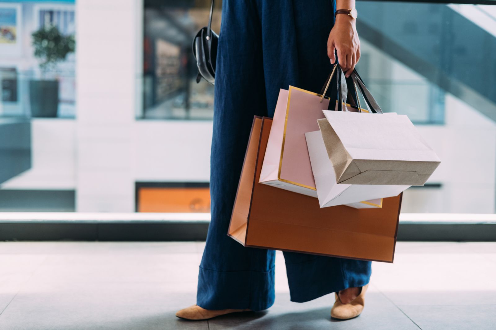 Setup a budget and shop for your partner this Valentine's Day 2025 (Photo: Getty Images)