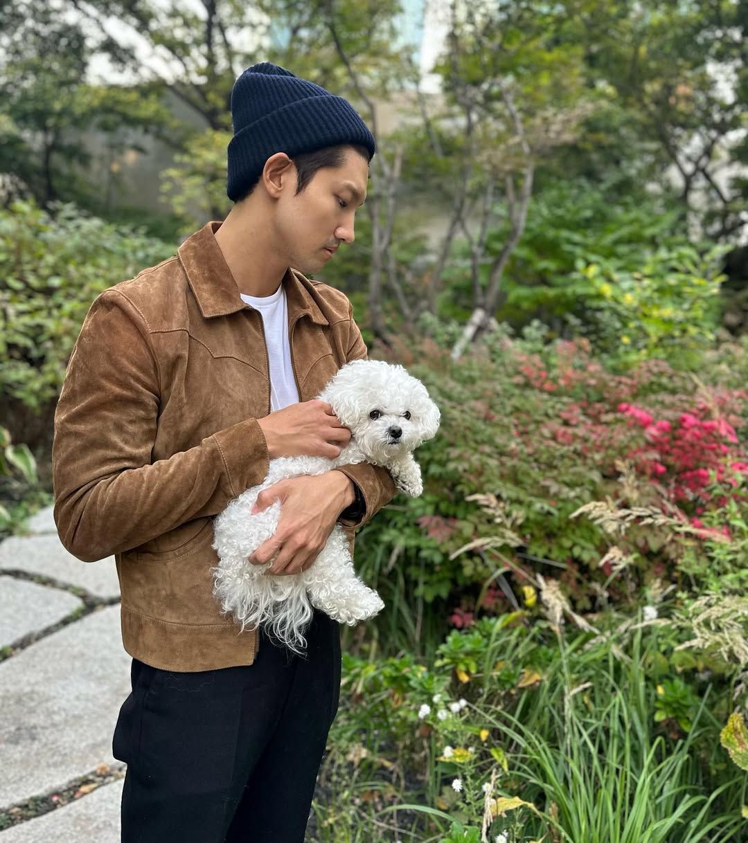 Changmin and his dog, a Bichon Frise named Buzzi, whom he calls his ‘daughter’ (Photo: Instagram/@changmin88)