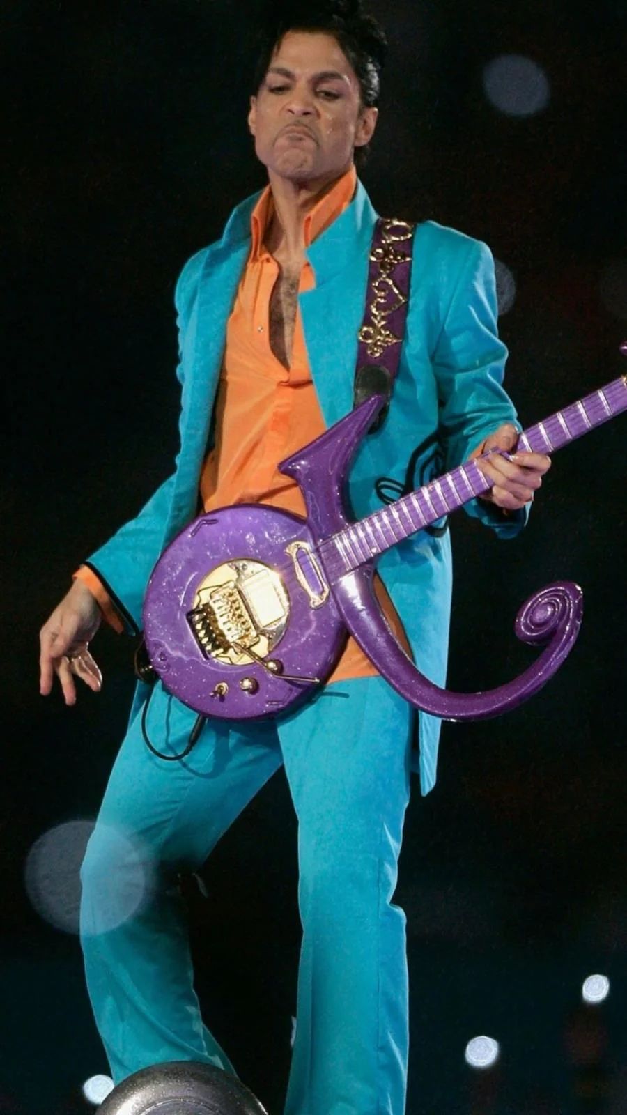 Prince rocking the Super Bowl XLI crowd in 2007 (Photo: Reddit)