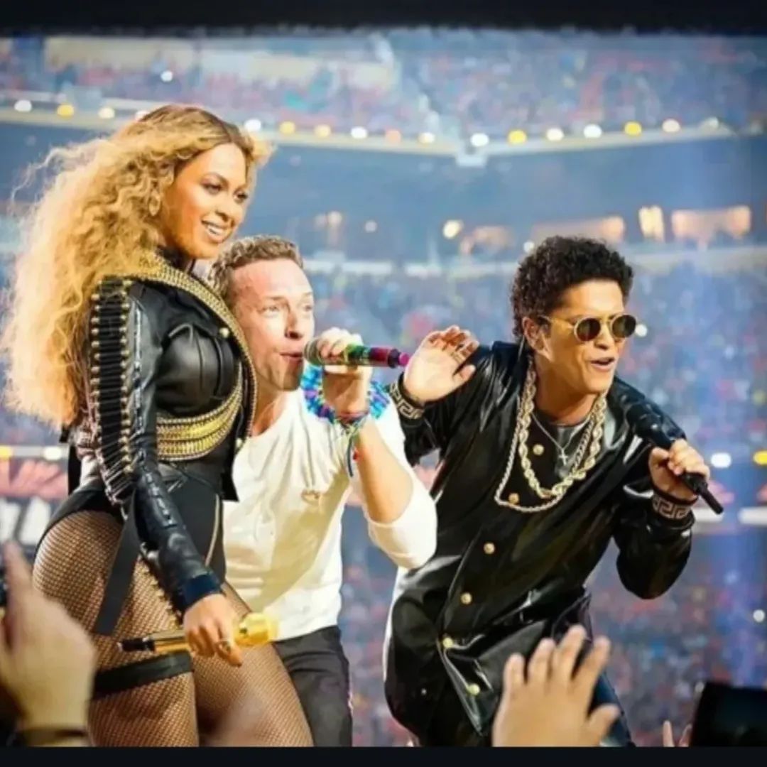 Beyonce, Coldplay frontman Chris Martin, and Bruno Mars at Super Bowl 50 (Photo: Instagram/@brumarshooli)