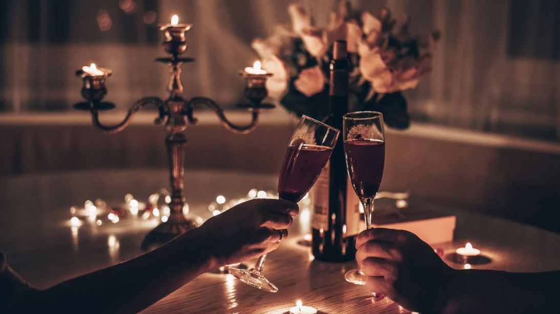 A romantic Valentine’s dinner at home (Photo: Lyubov Smirnova / Getty Images)