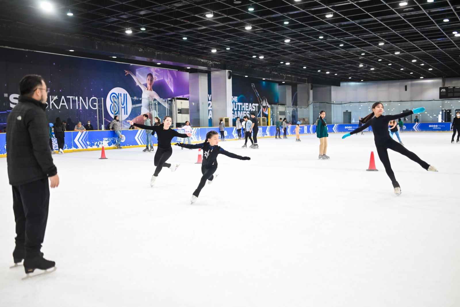 The Ice Skating Rink at SM Mall of Asia (Photo: SM Malls)