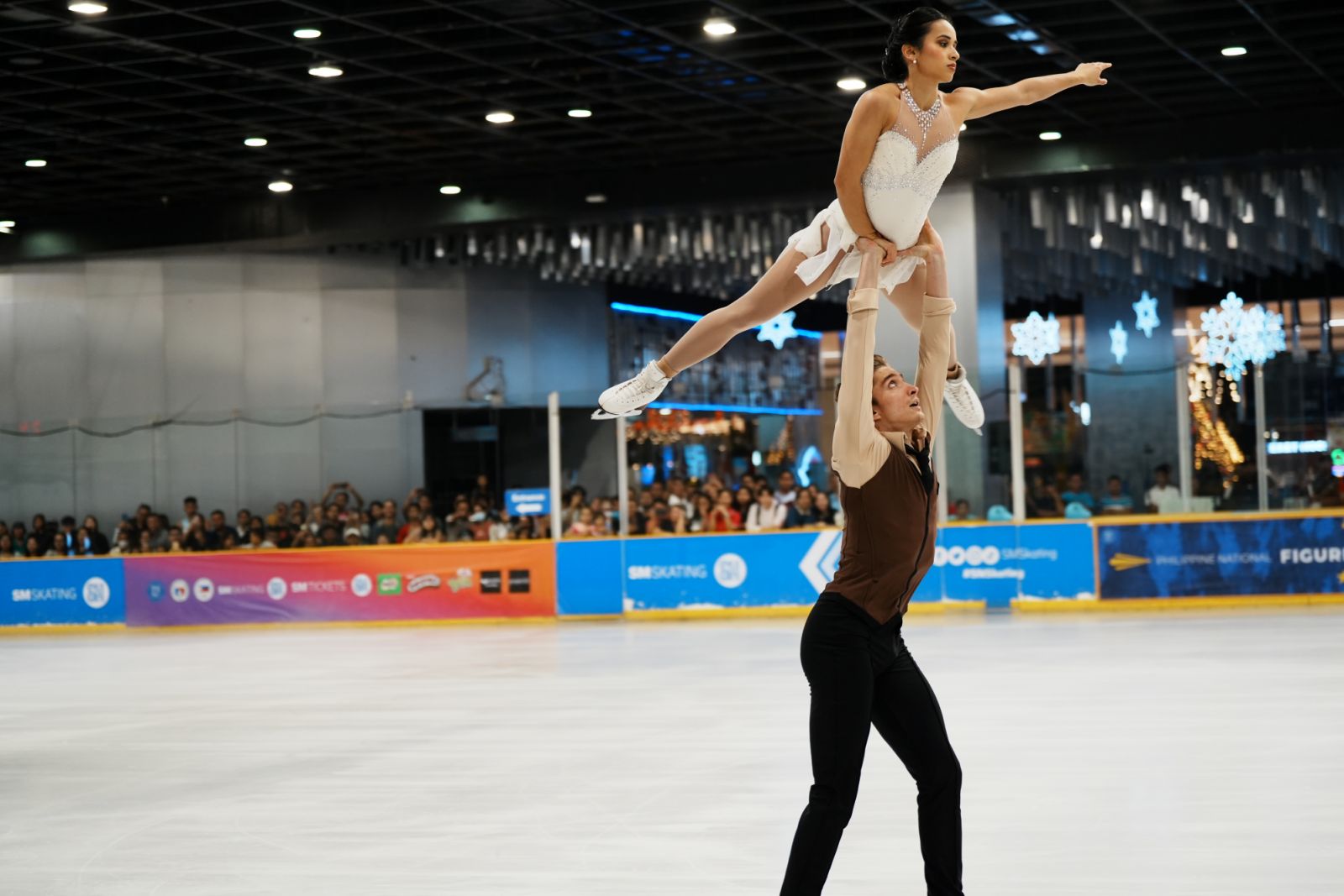 Isabella Gamez and Aleksandr Korovin performing on ice (Photo: SM Malls)