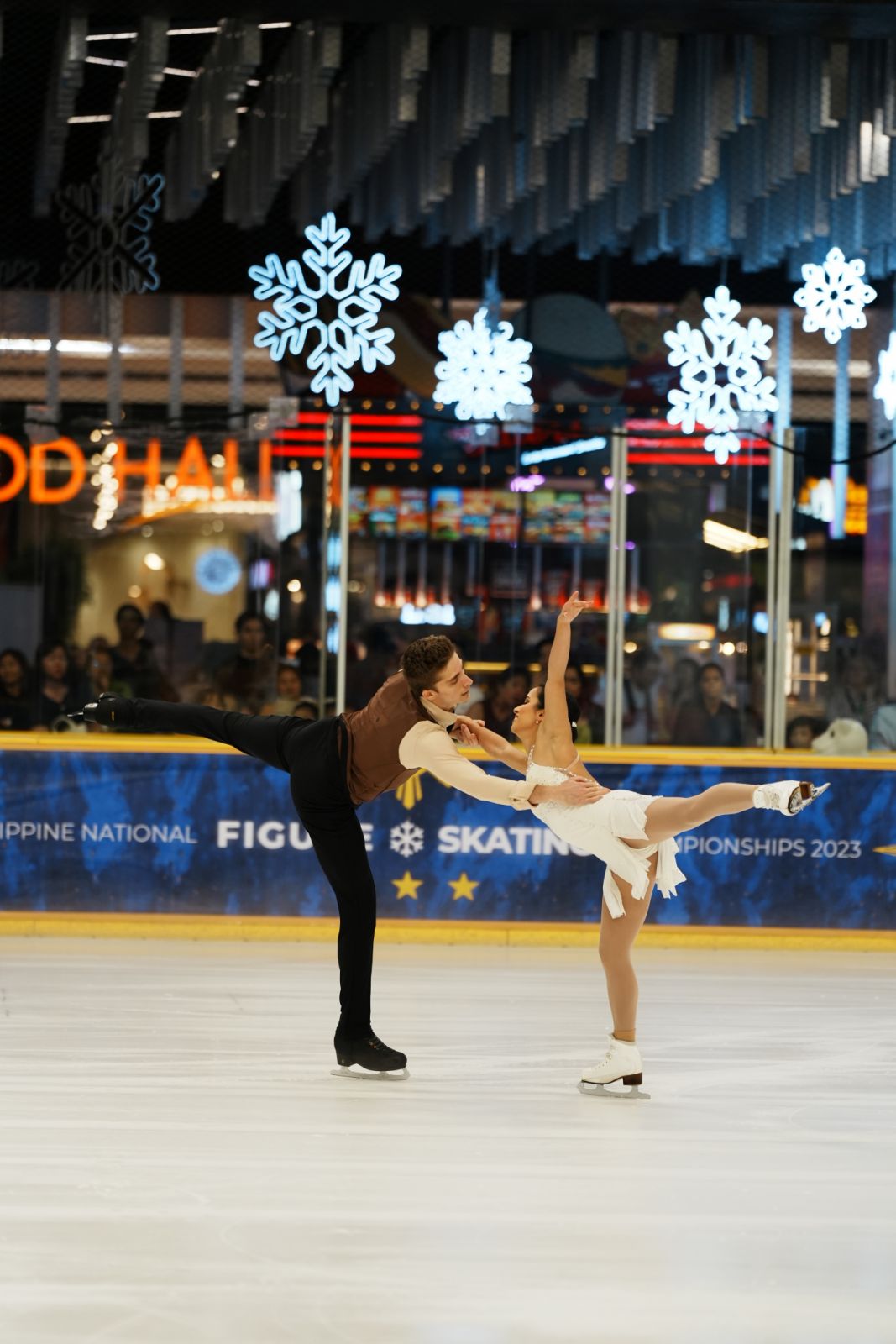 Isabella Gamez and Aleksandr Korovin performing on ice (Photo: SM Malls)