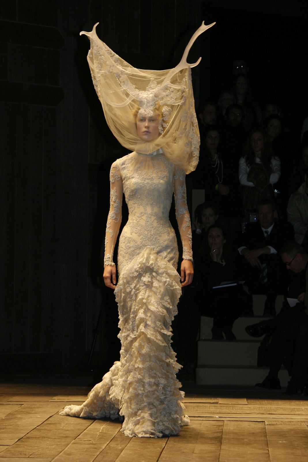 Models walk the catwalk at the Alexander McQueen Fall-Winter 2006/2007 fashion show (Photo: Getty Images)