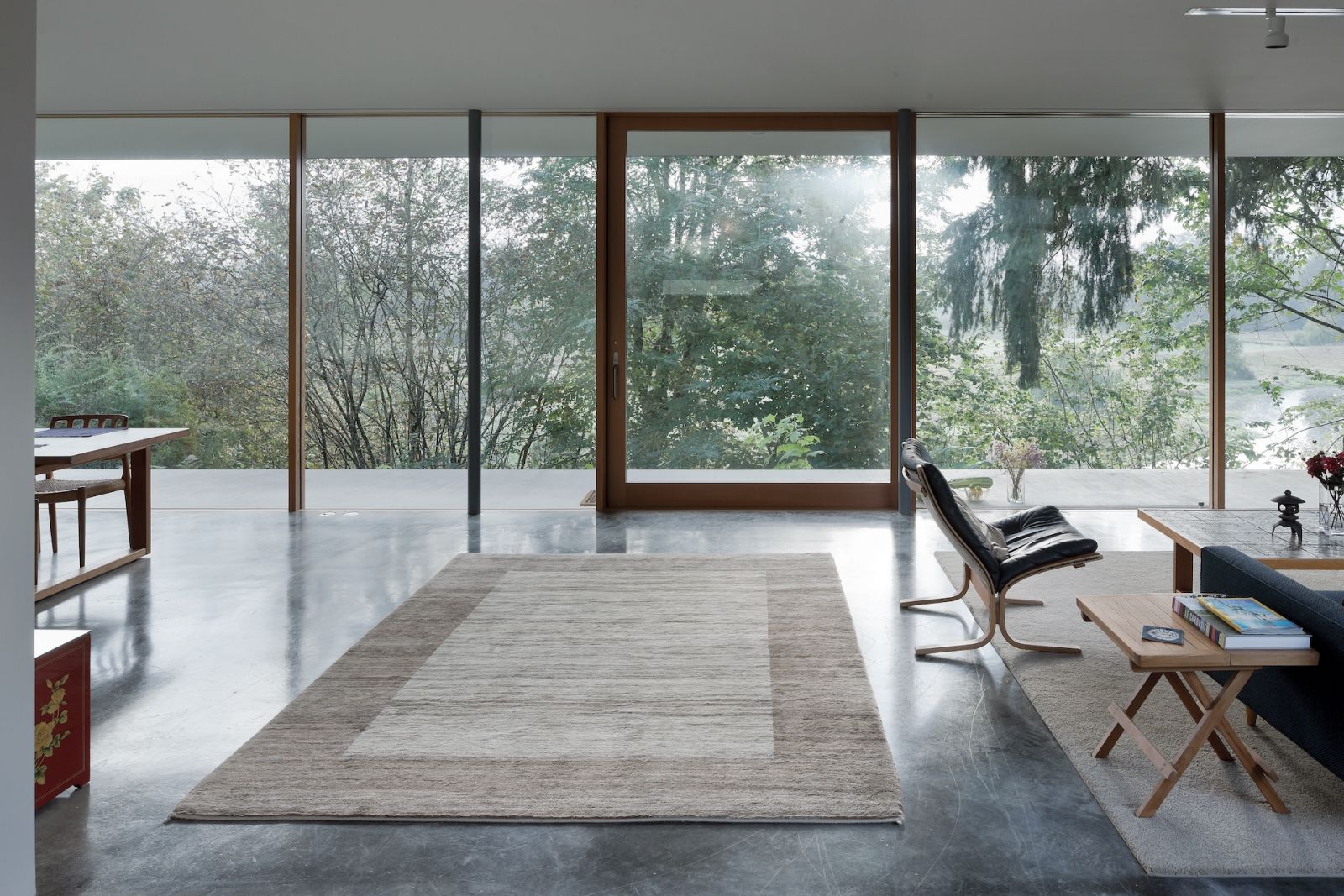 Immersion in nature from the living room, which can be reconfigured to become a bedroom
