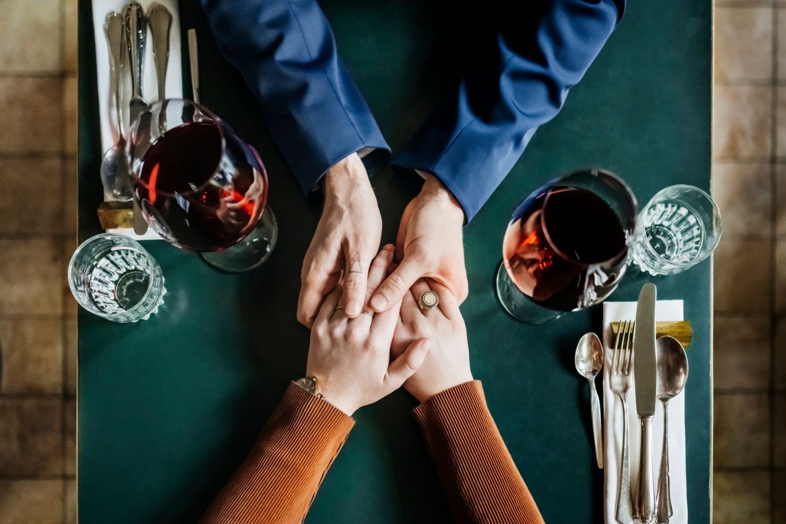 Two love experts give the subtle signs men will show a woman he's interested (Photo: Getty Images)