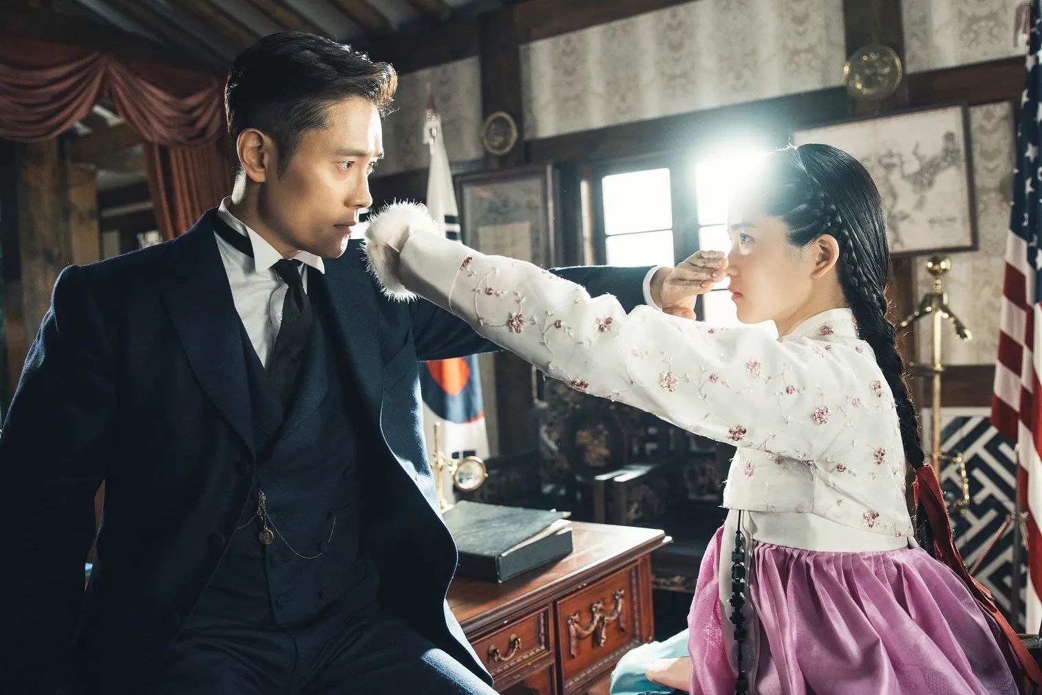 Lee Byung-hun and Kim Tae-ri in ‘Mr. Sunshine’ (Photo: tvN)