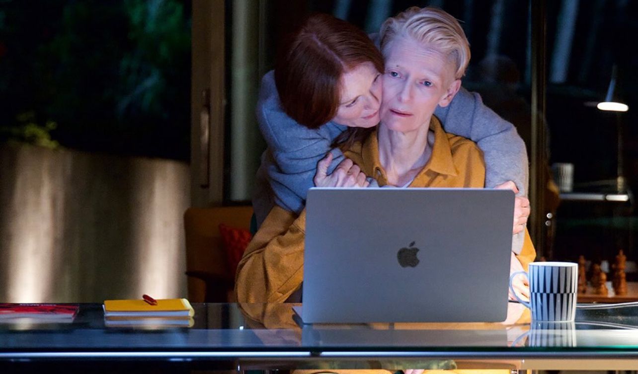 Ingrid (played by Julianne Moore) and her friend Martha (played by Tilda Swinton) at the vacation home (Photo: The Room Next Door / Instagram)