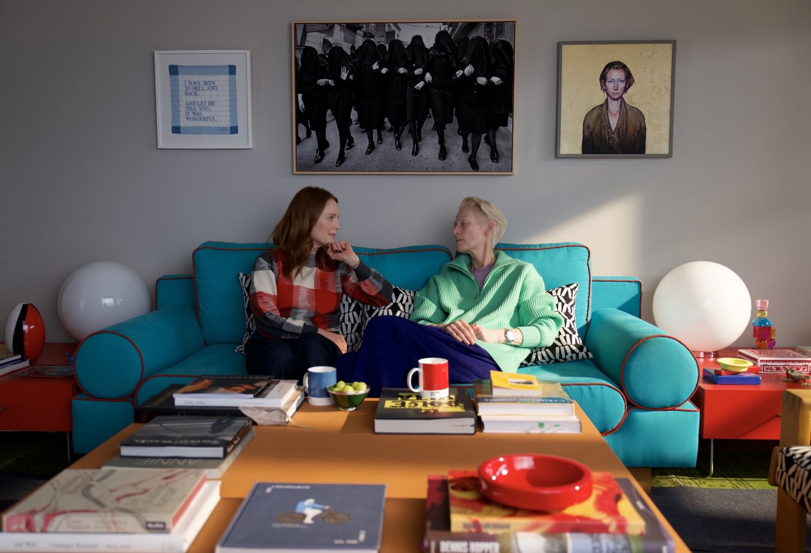 Ingrid (played by Julianne Moore) and her friend Martha (played by Tilda Swinton) in Martha's bright, colourful apartment for the film 'The Room Next Door' (Photo: Ó El Deseo; Iglesias Más)