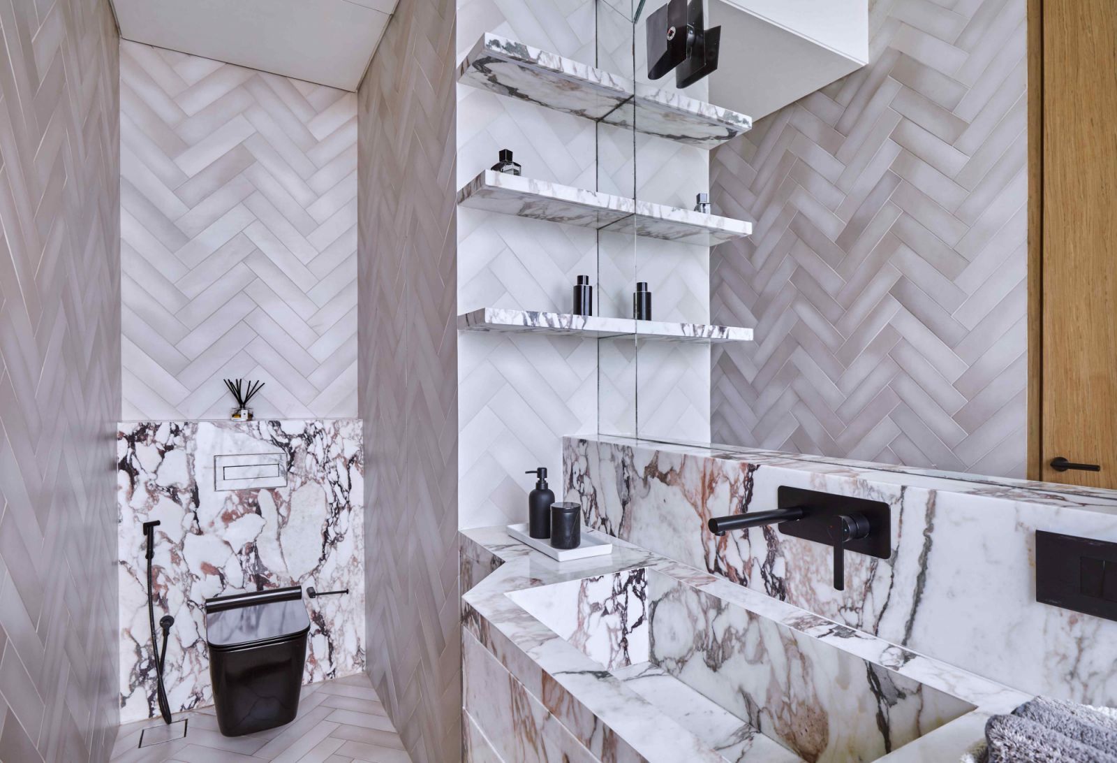 A monochromatic bathroom design in luscious pink hues (Photo: Aspire Studios)