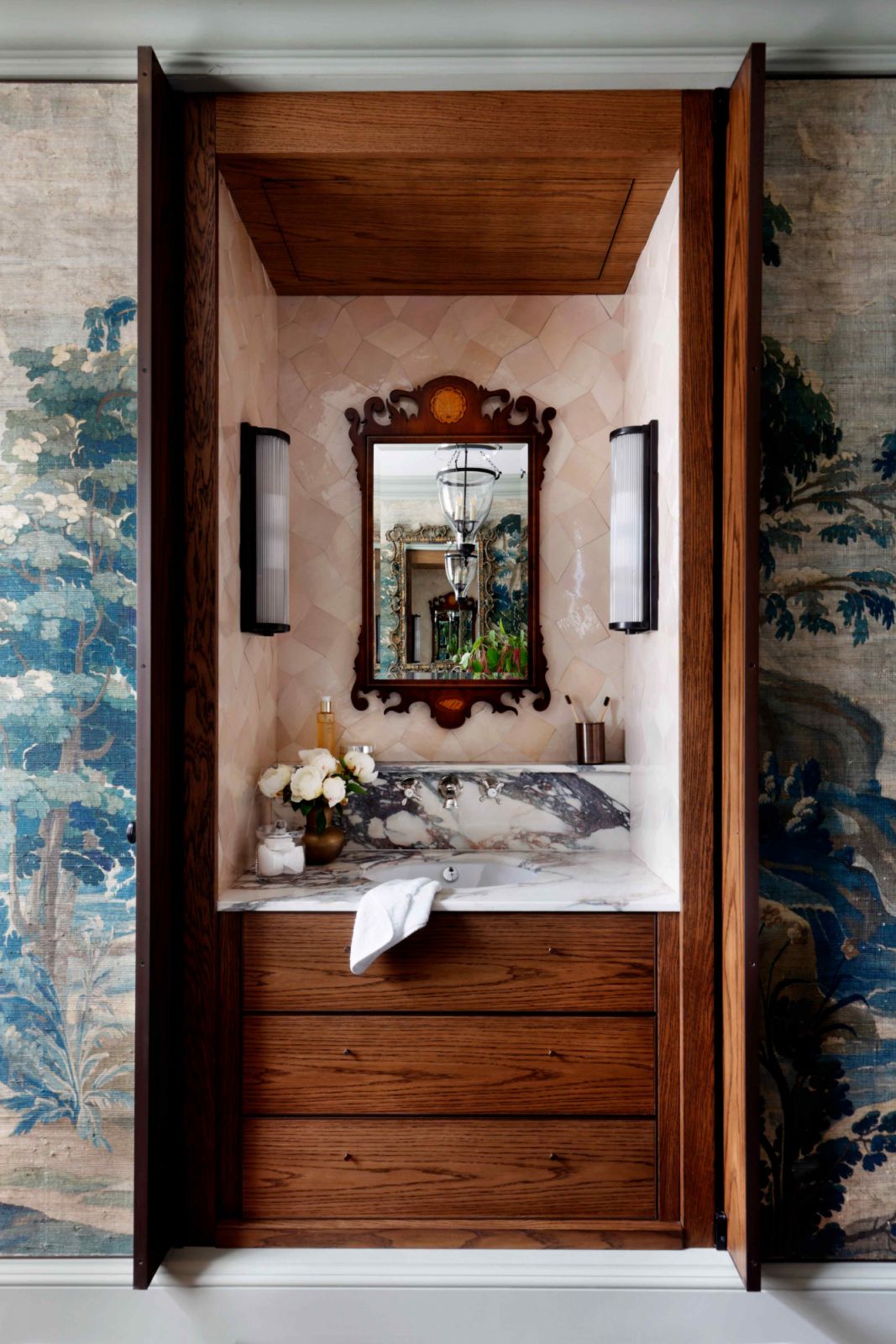 A bespoke vanity tucked away in an internal chamber (Photo: Alexander James / Christian Bense)