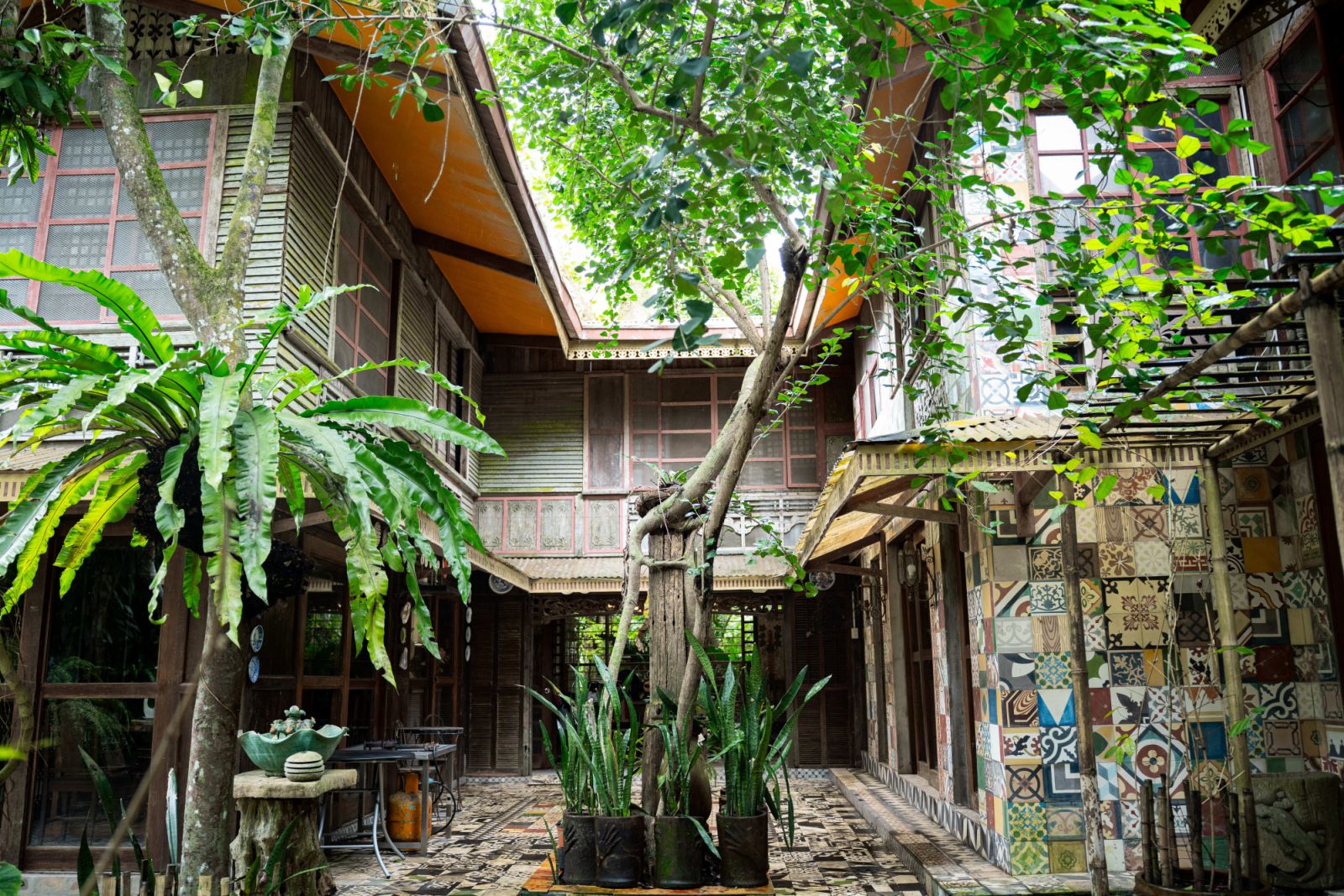 A shot of Patis Tesoro's courtyard decked out with colourful tiles (Photo: Jon Hipe)