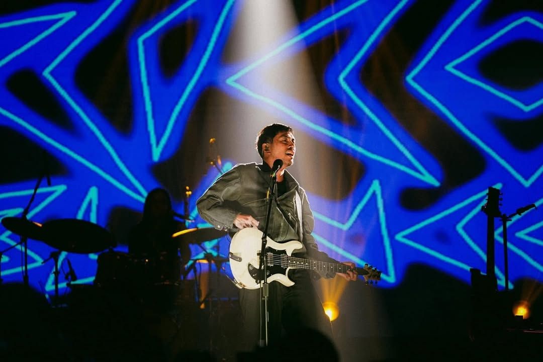 Rico Blanco performing on stage (Photo ricoblanco100 Instagram)
