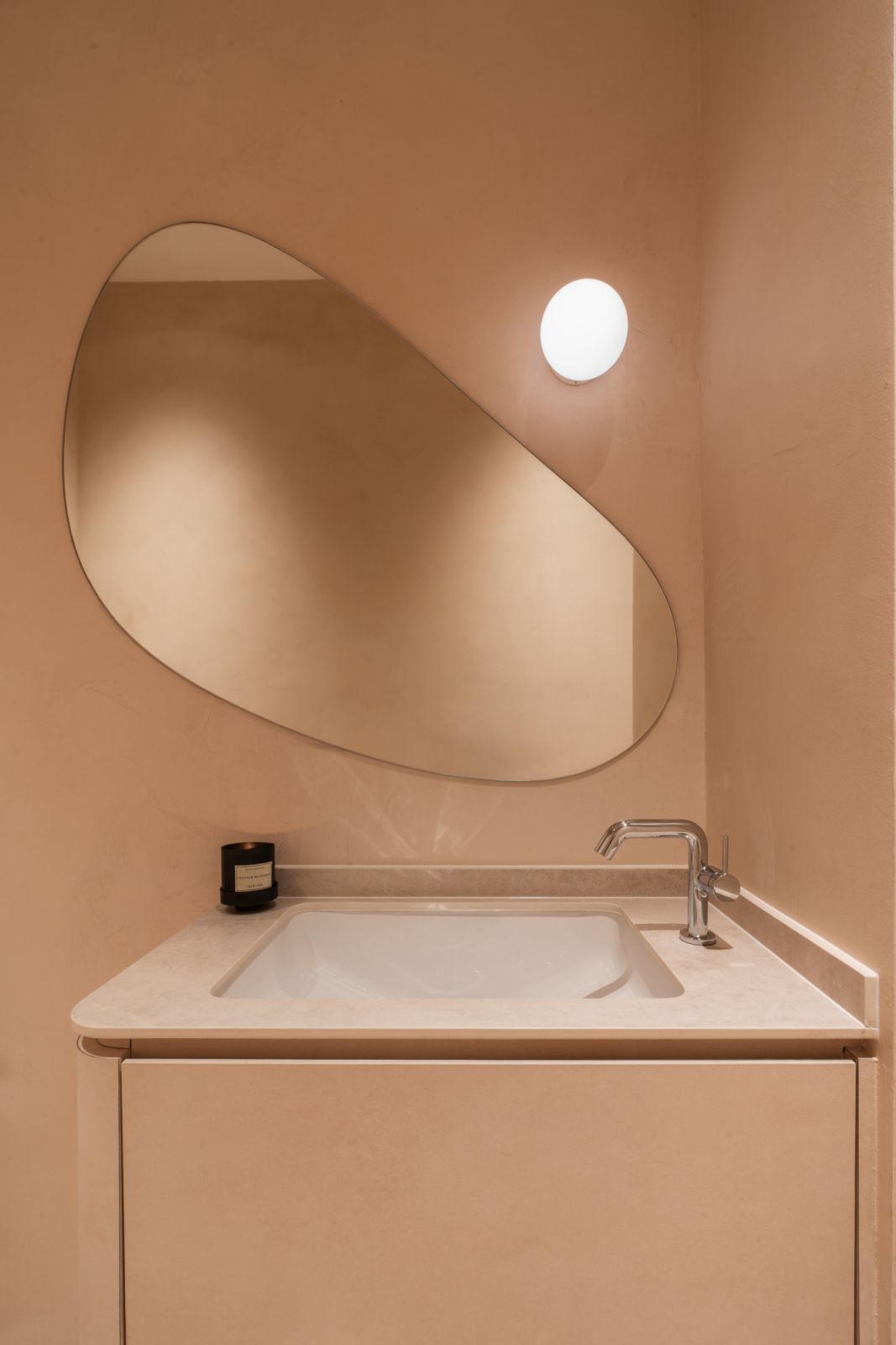 The showroom’s bathroom setting features Hansgrohe fittings and Boba lighting