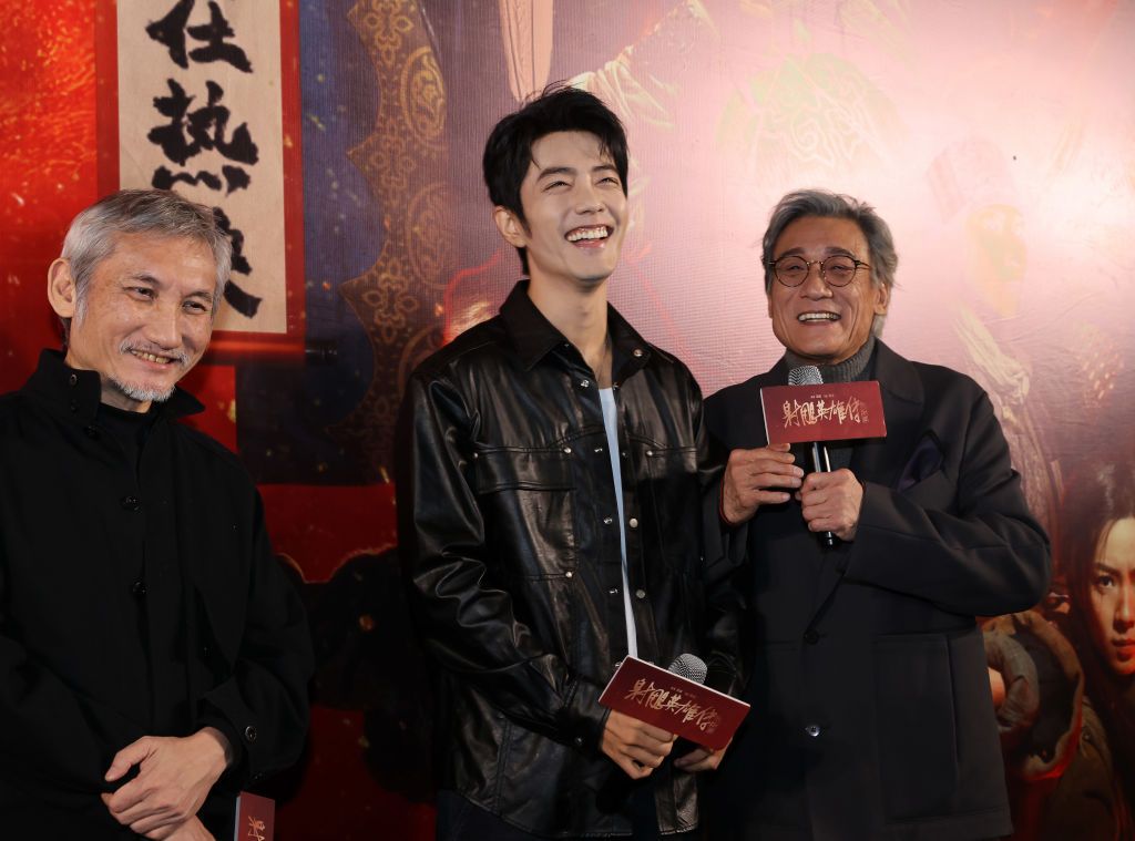จากซ้าย: ฉีเคอะ (ผู้กำกับ Legends of The Condor Heroes: The Gallants) เซียวจ้าน (รับบท ‘ก๊วยเจ๋ง’) และ เหลียงเจียฮุย (รับบท ‘พิษประจิม อาวเอี๊ยงฮง’) ระหว่างเดินสายประชาสัมพันธ์ภาพยนตร์ในเมืองอู่ฮั่น มณฑลหูเป่ย ประเทศจีน (ภาพ: VCG/Getty Images)