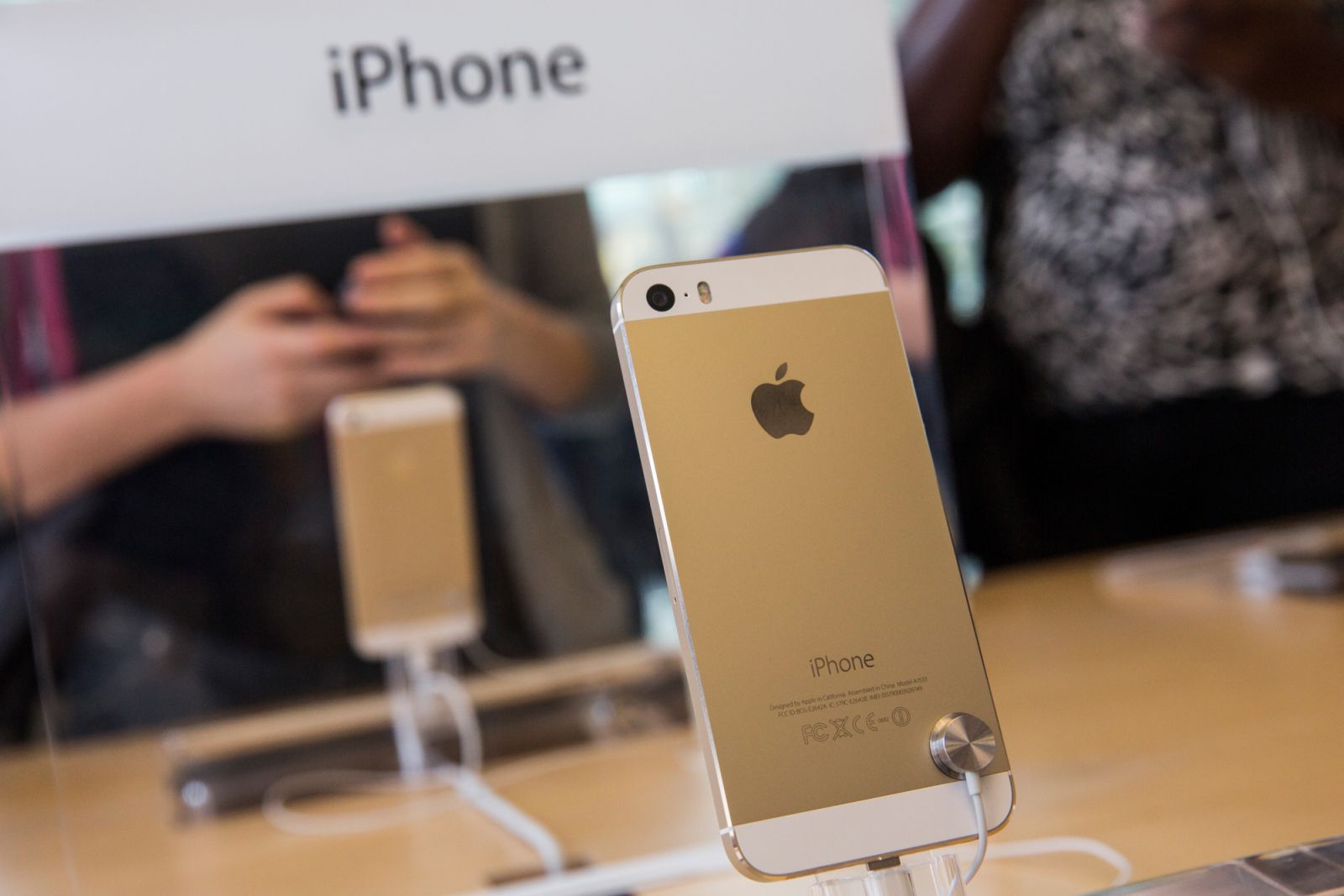 NEW YORK, NY - SEPTEMBER 20: The gold version of the iPhone 5S is displayed at an Apple store on September 20, 2013 in New York City. Apple launched two new models of iPhone: the iPhone 5S, which is preceded by the iPhone 5, and a cheaper, paired down version, the iPhone 5C. The Gold version of the phone has reportedly become one of the hardest to find and orders are backed-up into October. (Photo by Andrew Burton/Getty Images)